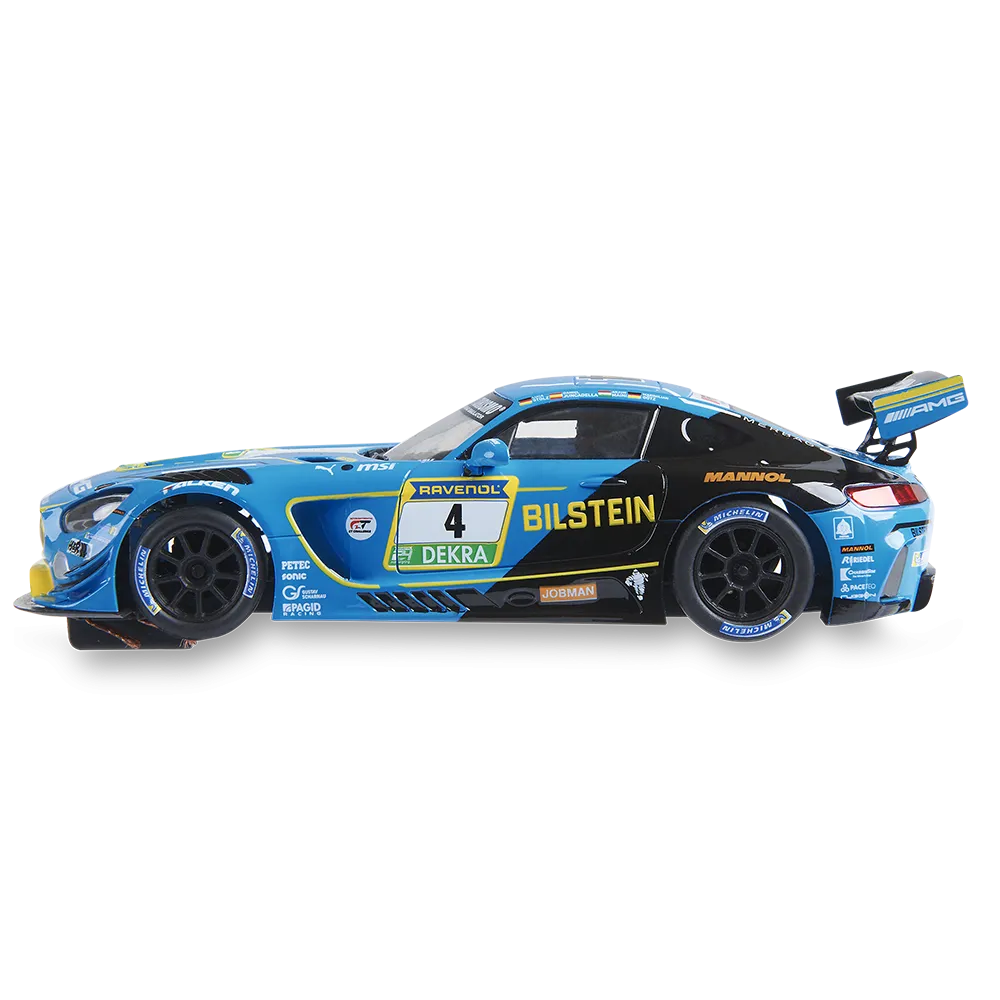 Un coche de carreras azul y negro con el número 4 y logotipos de patrocinadores. Tiene ruedas negras y un alerón trasero. El coche está inclinado hacia un lado.