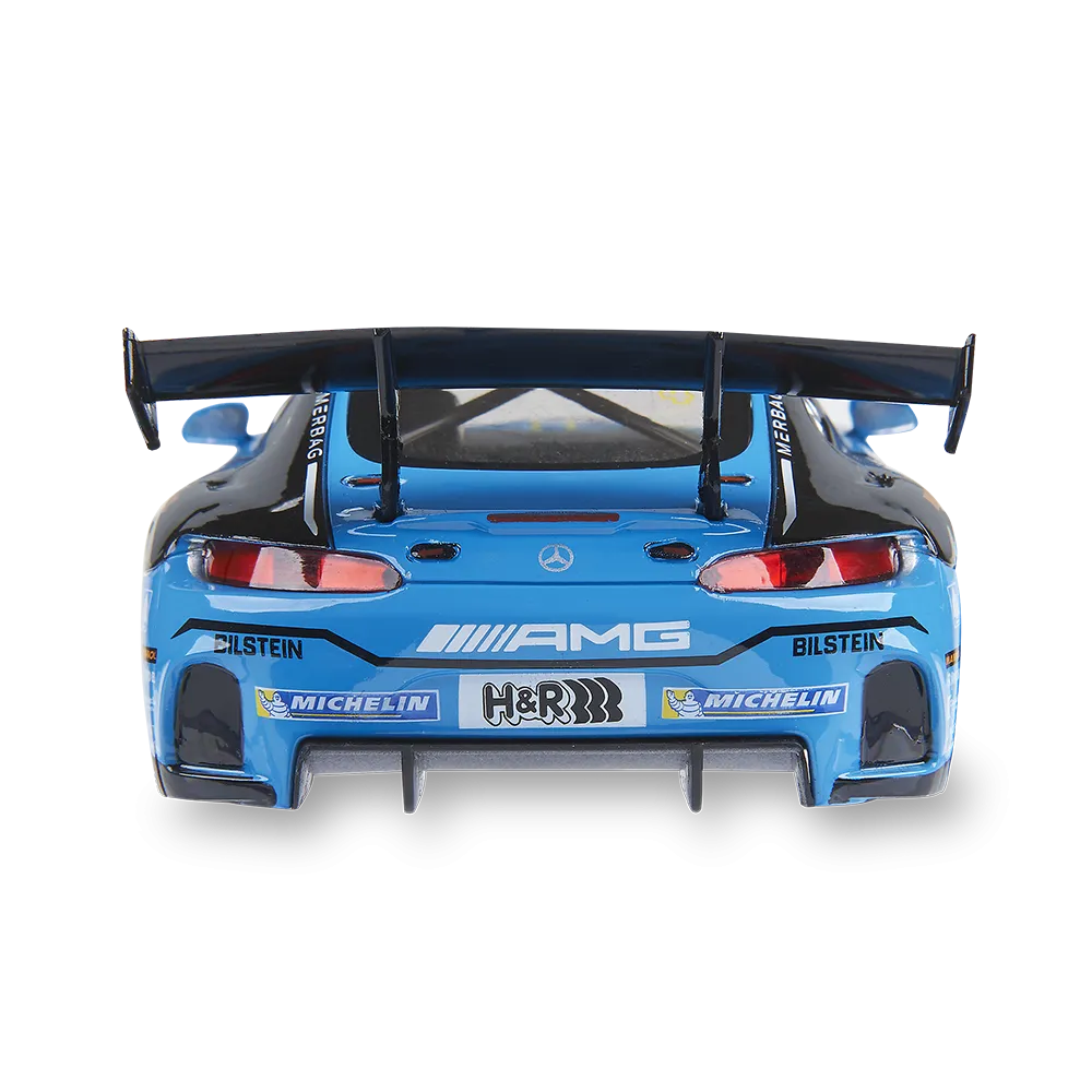 Vista trasera de un coche de carreras AMG azul con detalles negros y un gran alerón. Logotipos de AMG, Bilstein, Michelin y H&R son visibles.