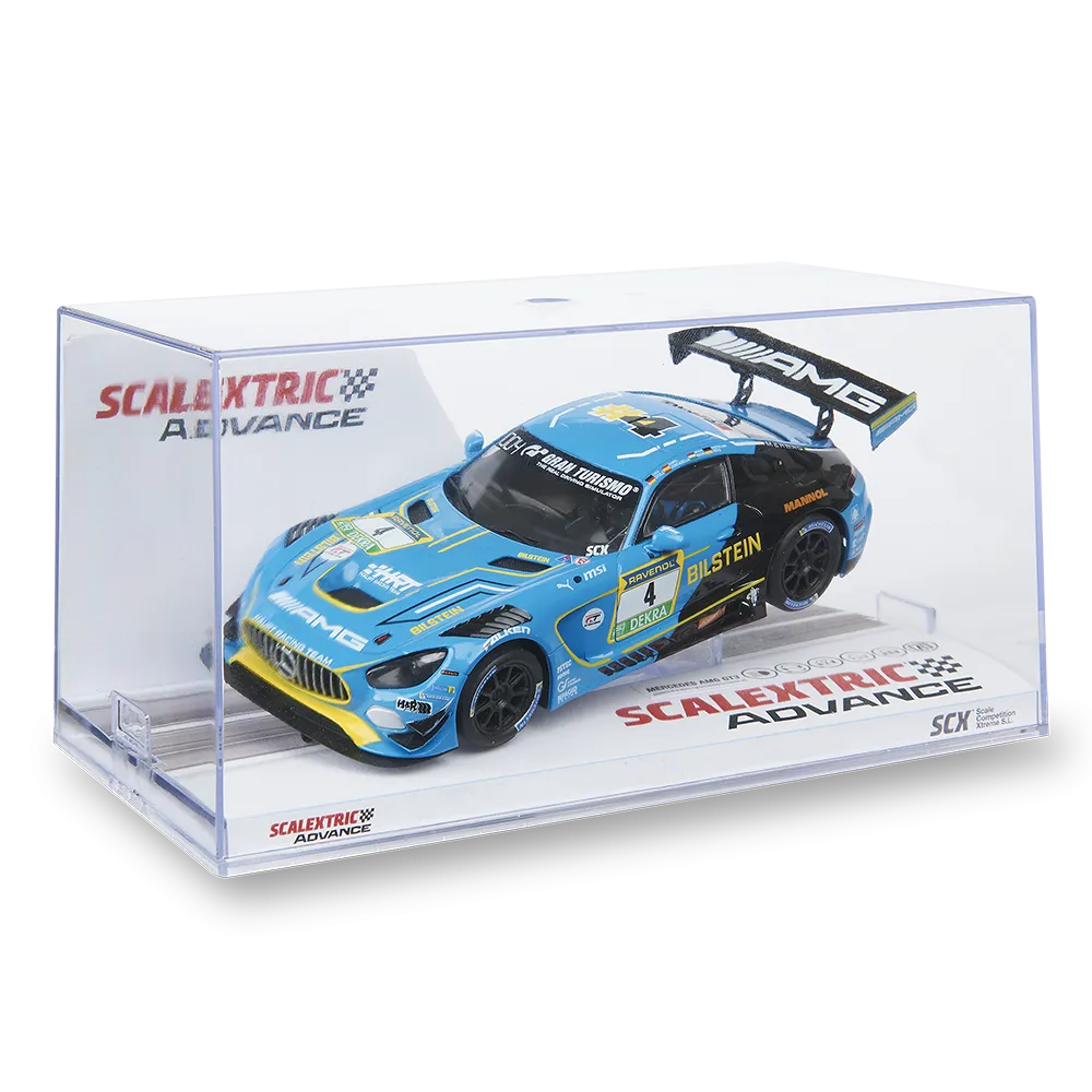Un coche de carreras de juguete azul y amarillo en una vitrina transparente. El coche tiene logotipos de patrocinadores y el número 4. La vitrina dice 'Scalextric Advance'.
