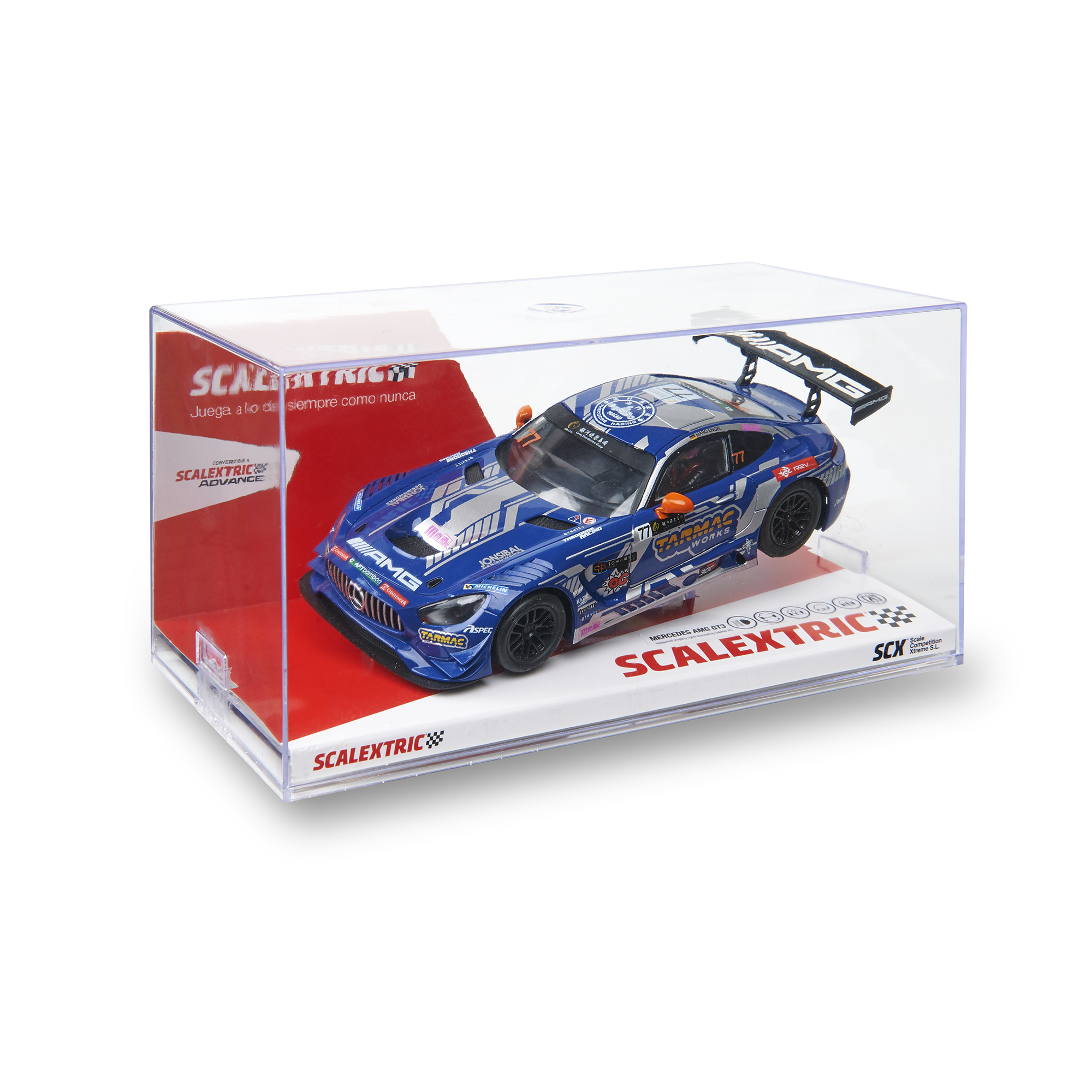 Un modelo de coche de carreras Mercedes AMG GT3 azul y plateado se exhibe en una caja de plástico transparente sobre una superficie blanca.