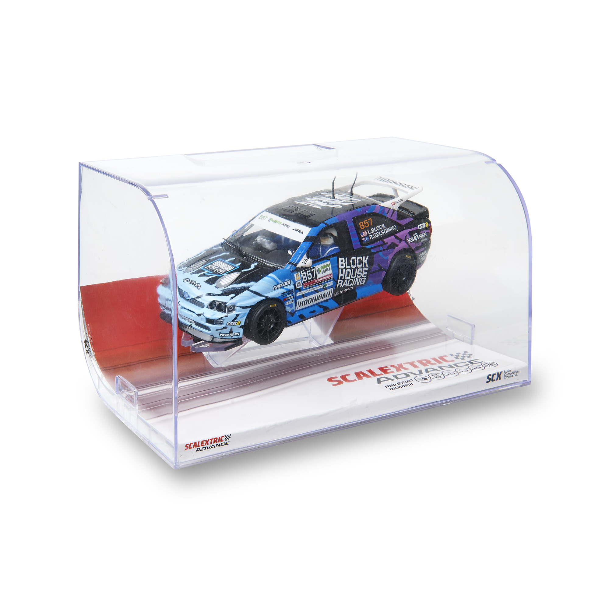 Un coche de carreras modelo en una caja transparente. El coche es azul, negro y morado con logotipos de patrocinadores. La caja está sobre una superficie blanca.