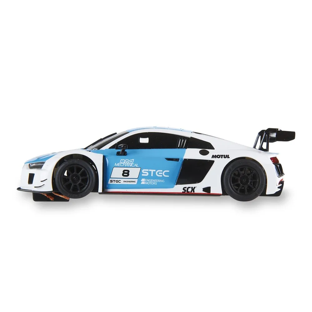 Un coche de carreras blanco y azul con ruedas negras y alerón trasero sobre fondo blanco. El coche tiene logotipos.