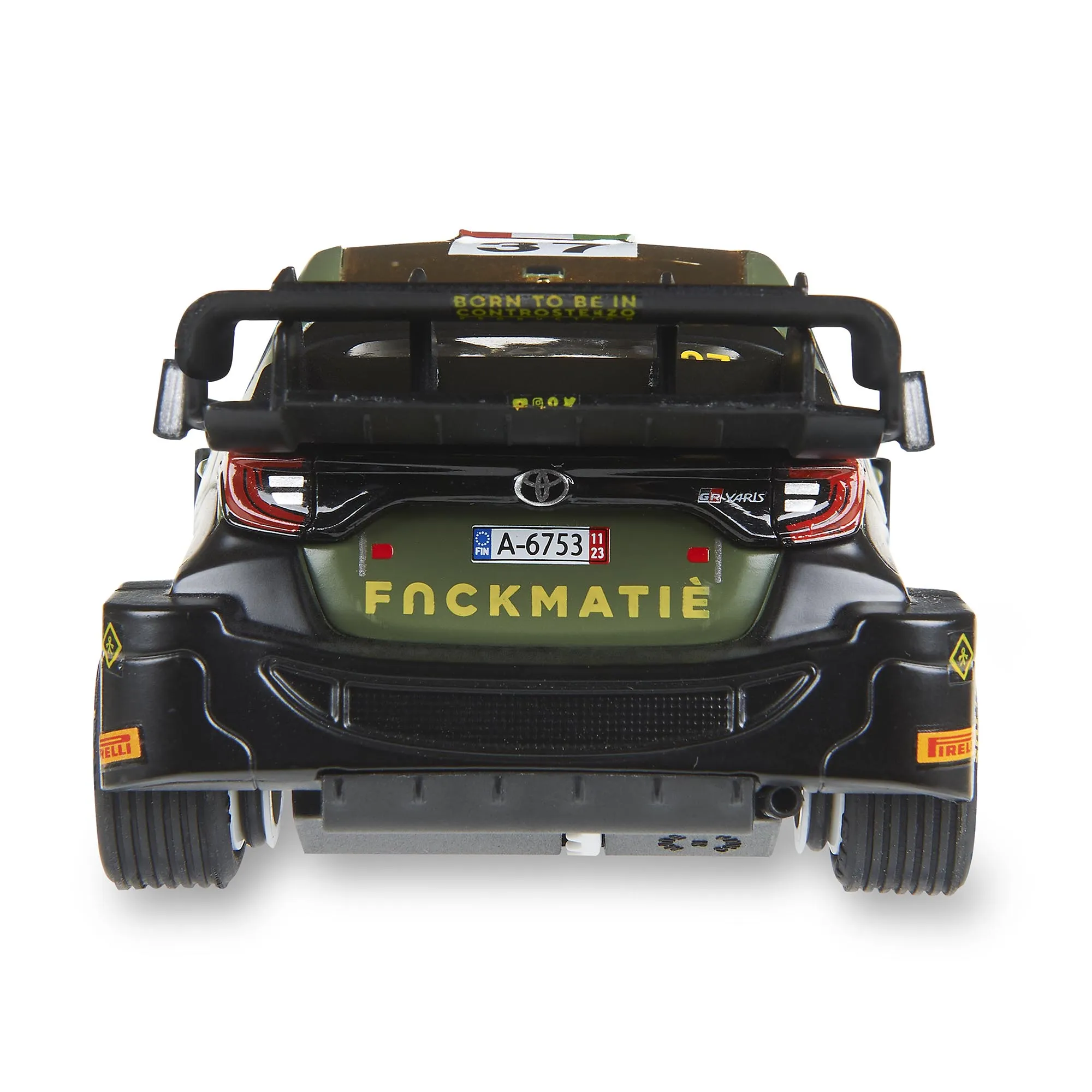 Vista trasera de un coche de juguete. Es un Toyota GR Yaris verde con un gran alerón negro. La palabra 'FOCKMATIE' es visible.