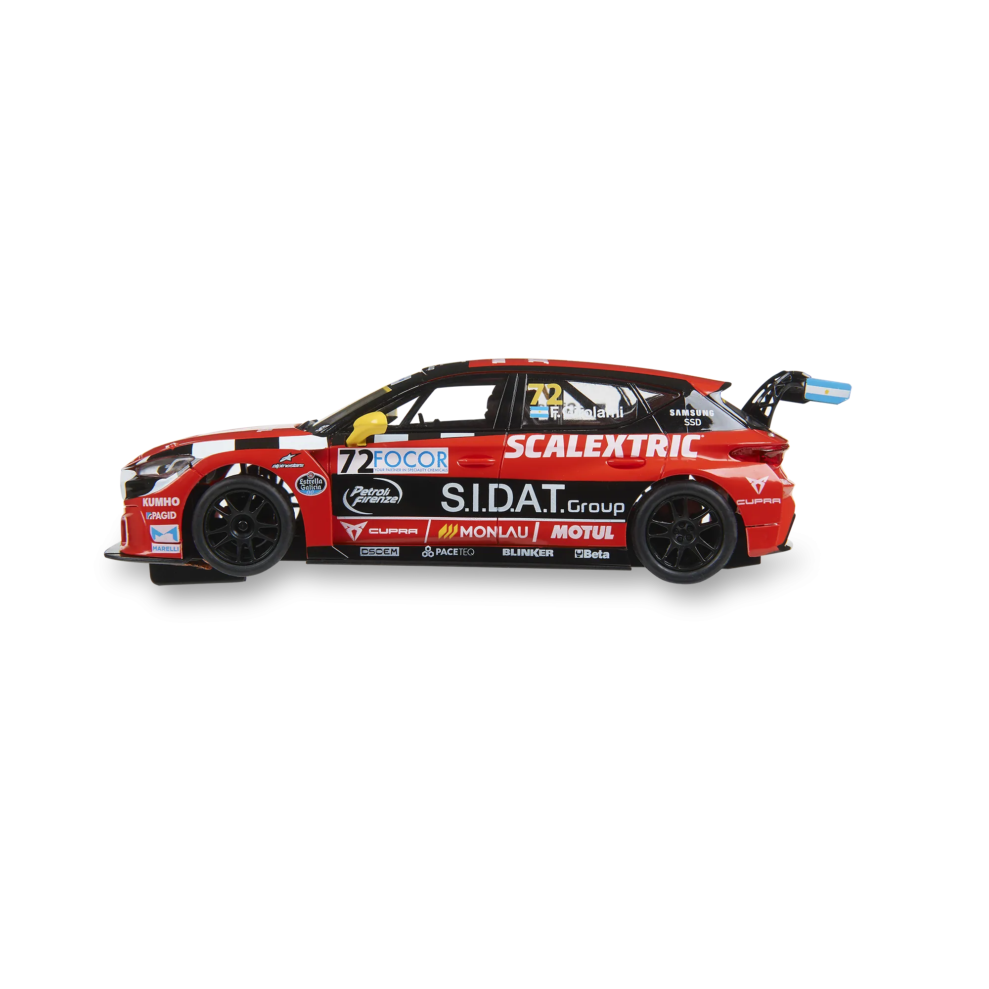 Un coche de carreras rojo y negro con logotipos de patrocinadores. El coche tiene el número 72, con una bandera argentina en el alerón.