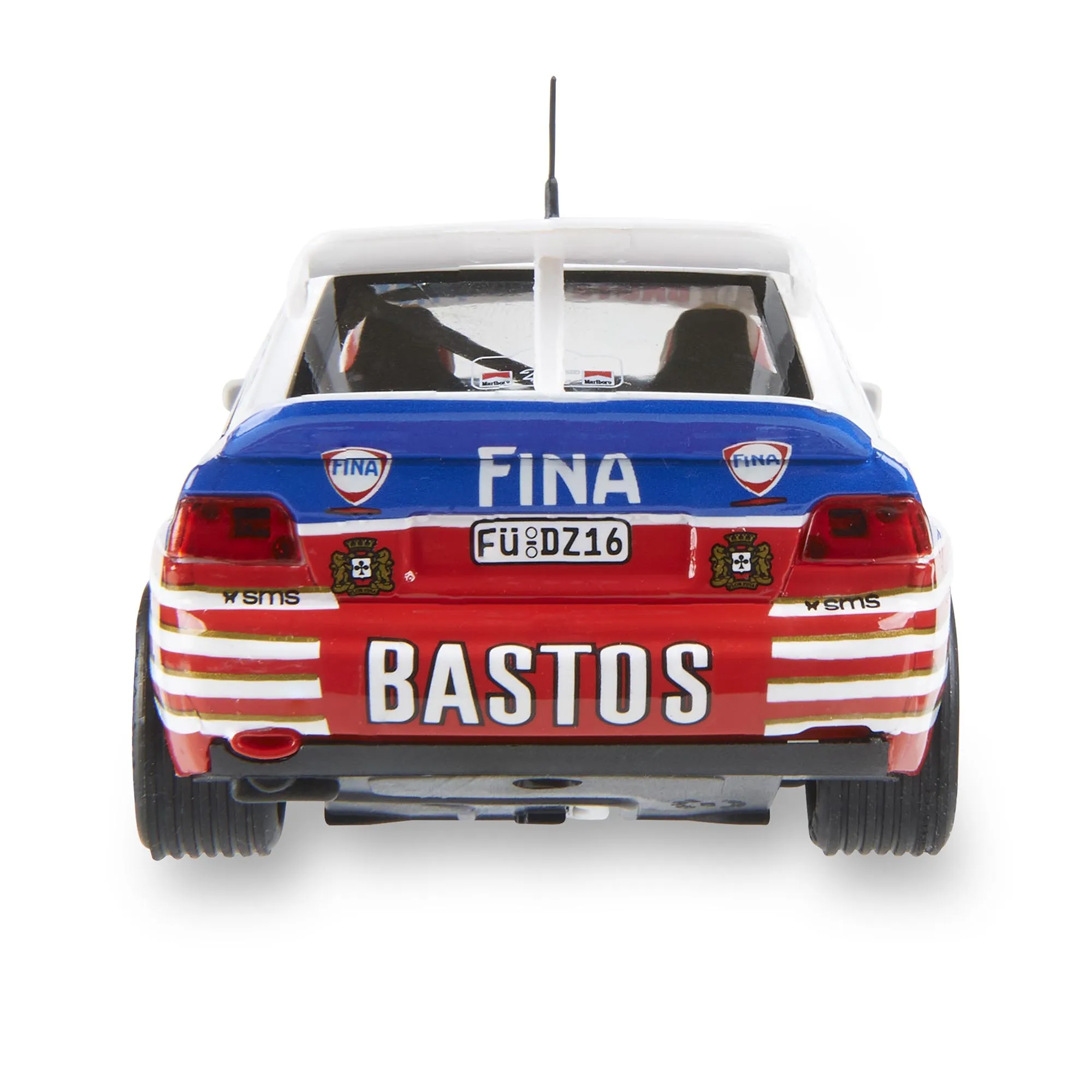 Un coche de juguete, vista trasera. Tiene techo blanco, carrocería azul y roja con logos "FINA" y "BASTOS".