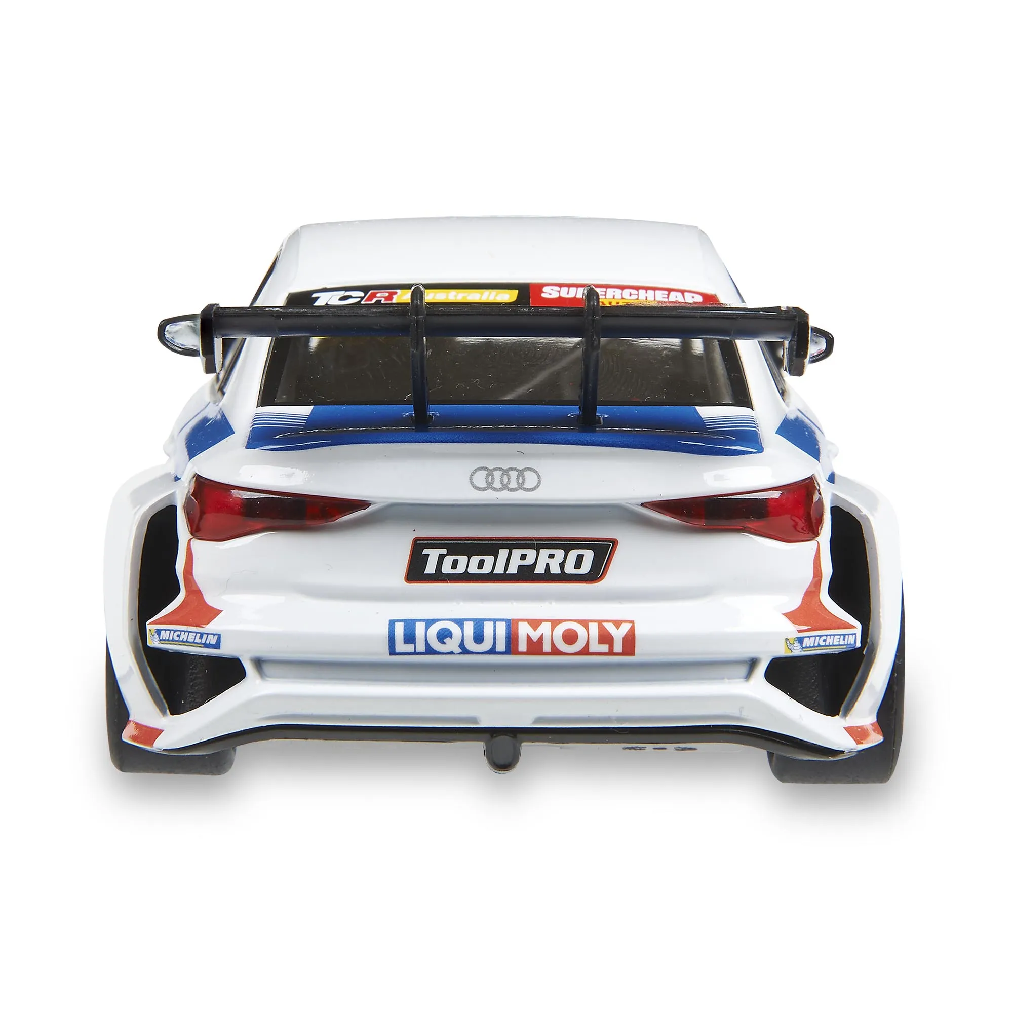 Modelo de coche de carreras Audi blanco. Tiene detalles en azul y rojo, un alerón negro y logotipos de patrocinadores. El fondo es blanco.