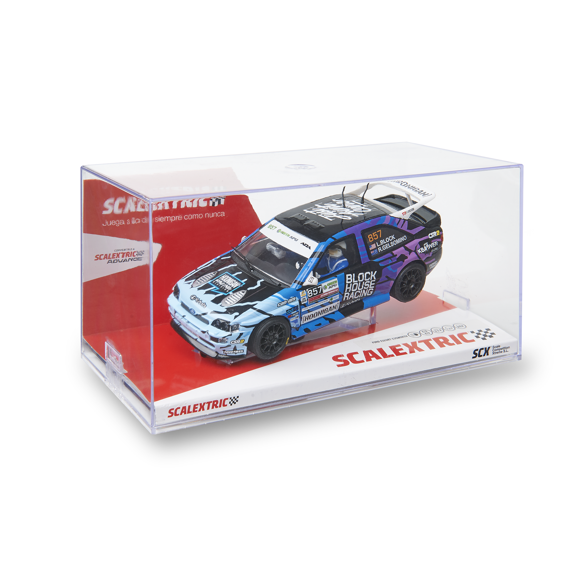 Un coche de carreras modelo en una vitrina transparente. El coche es azul y negro, con logotipos de patrocinadores. La vitrina está sobre una base blanca.