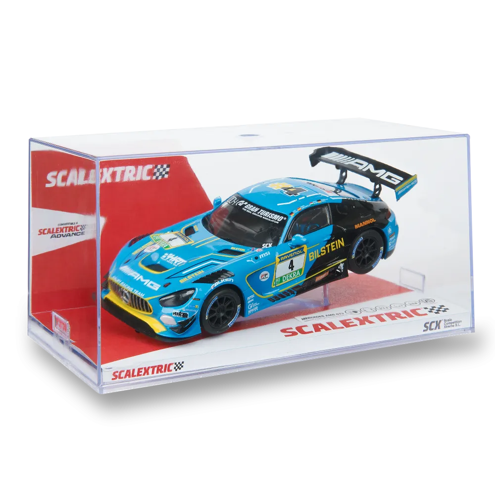 Un coche de carreras de juguete azul y negro con logotipos de patrocinadores se exhibe en una caja de plástico transparente sobre un fondo rojo y blanco.