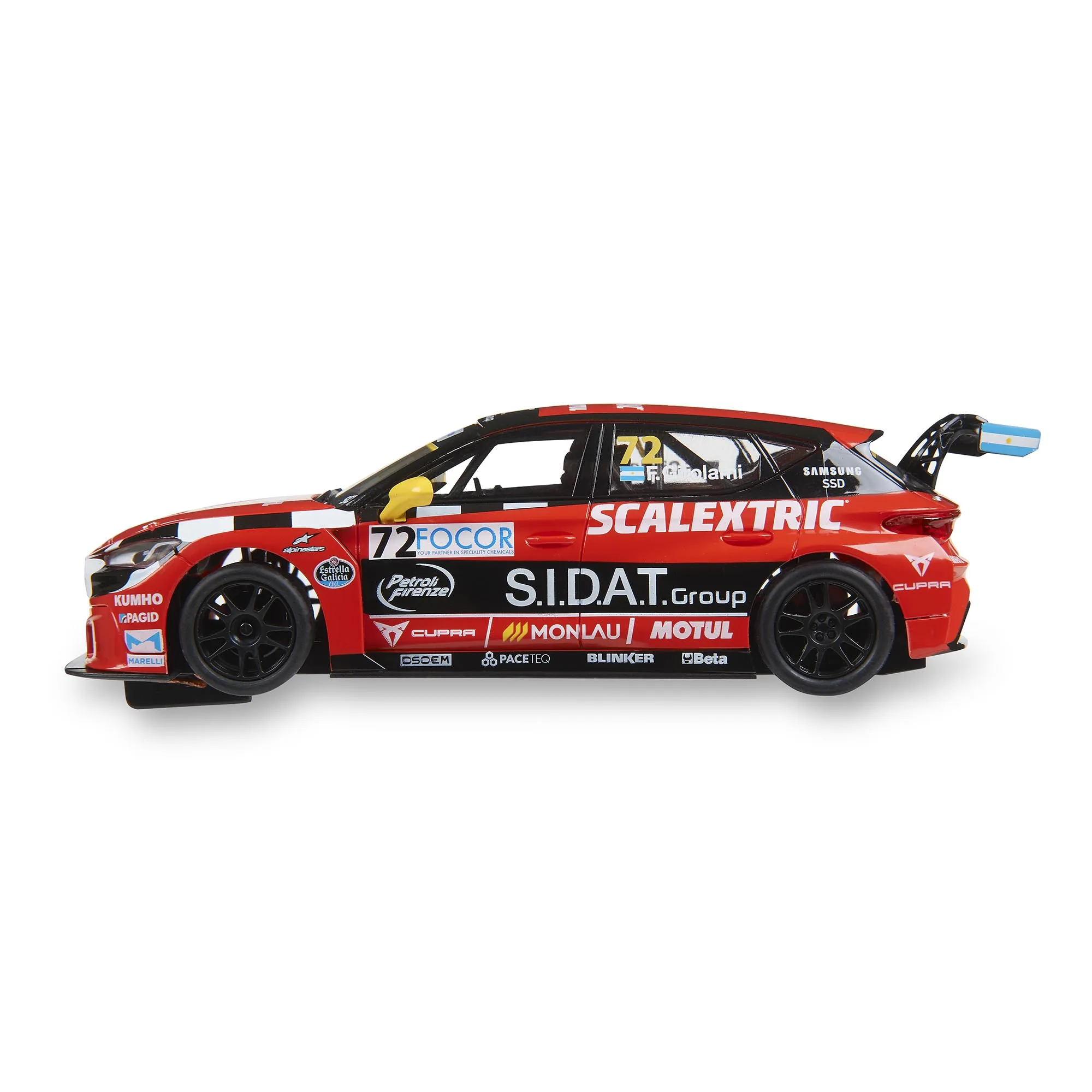 Un coche de carreras rojo con ruedas negras. Tiene logotipos de patrocinadores y el número 72. Una bandera argentina está adjunta.