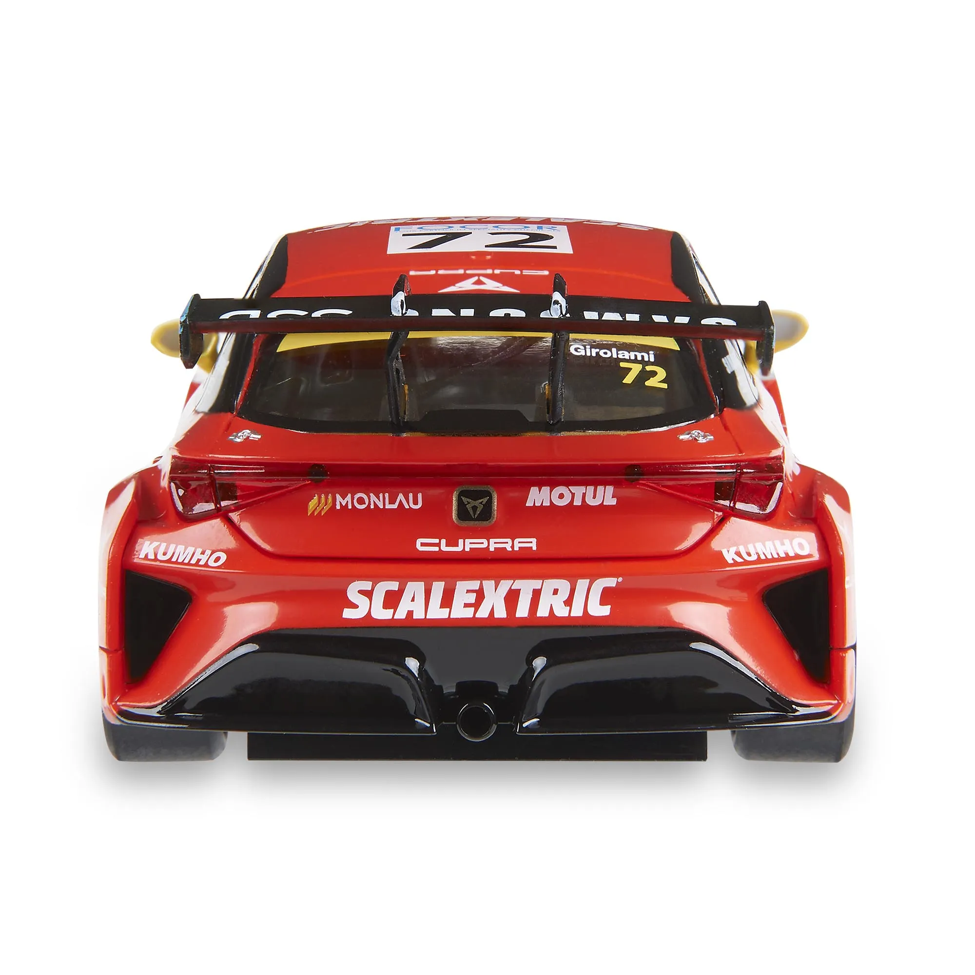 Coche de carreras rojo con detalles negros, patrocinadores y el número 72. Está sobre un fondo blanco. El nombre del coche es Scalextric.