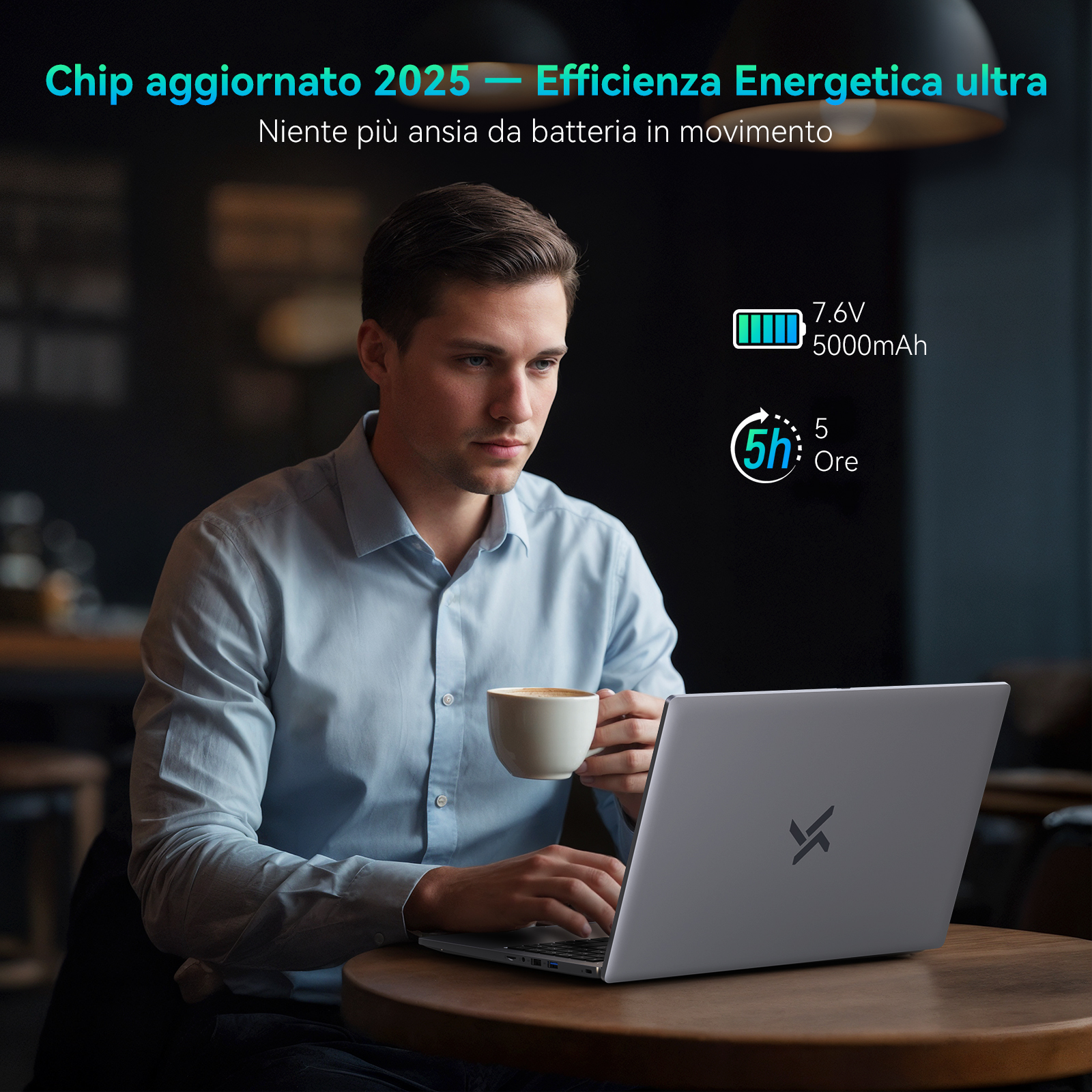 Uomo con laptop e caffè a un tavolo. Il testo menziona la durata della batteria e l'efficienza. Sfondo nero.