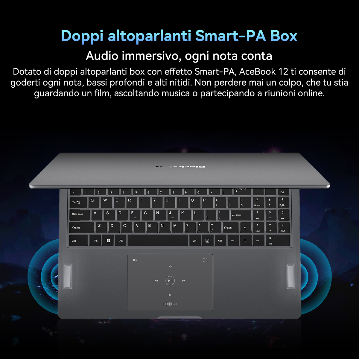Un laptop con tastiera e touchpad è mostrato. Onde sonore blu ne emanano, con testo sopra che descrive le sue caratteristiche audio.