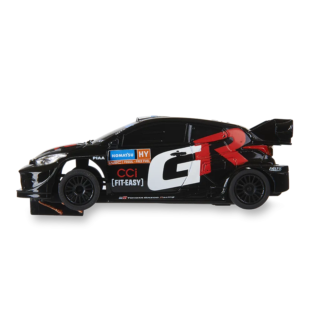 Un coche de carreras Toyota GR negro con detalles en blanco y rojo. Se ven logotipos de patrocinadores. El coche tiene ruedas negras y un alerón.