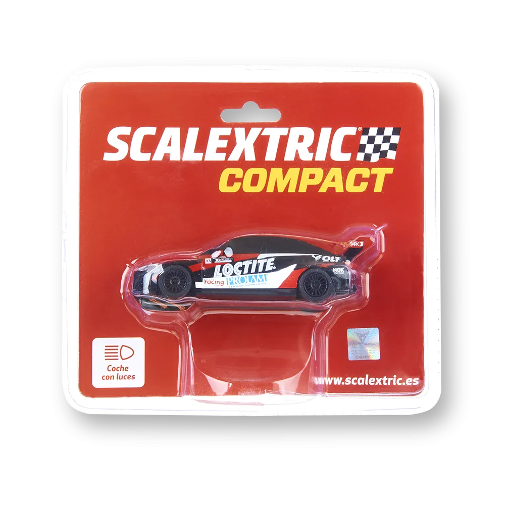 Un coche de juguete Scalextric Compact en un blíster rojo y blanco. El coche es negro, blanco y rojo con logotipos de patrocinadores.
