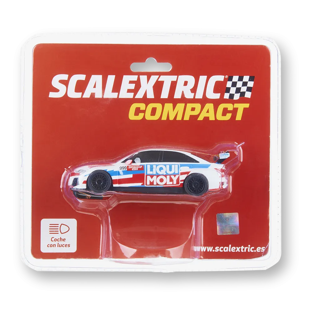 Un coche de carreras Scalextric Compact, blanco con rayas azules y rojas, logotipo de LIQUI MOLY, en un embalaje de plástico rojo y blanco.