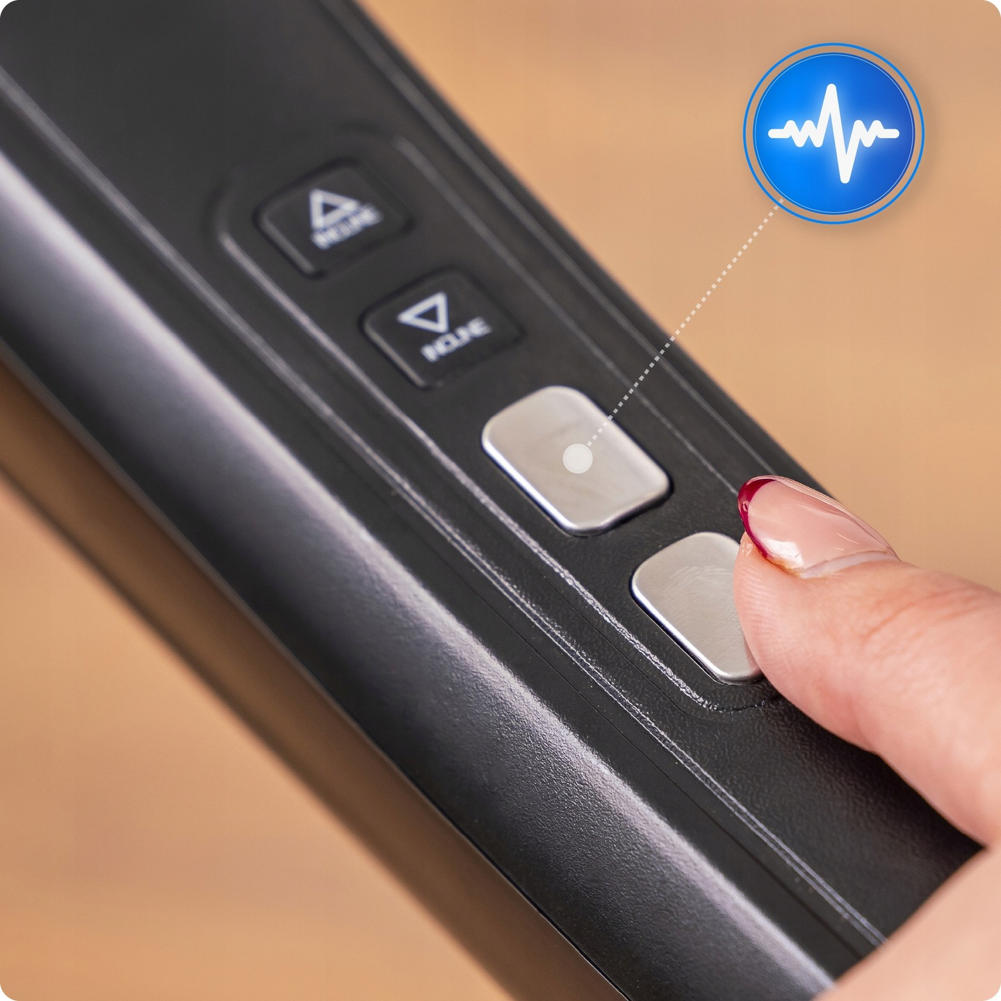 Ręka naciska srebrny przycisk na czarnym urządzeniu. Powyżej widoczne jest niebieskie koło z białym graficznym przebiegiem fali.