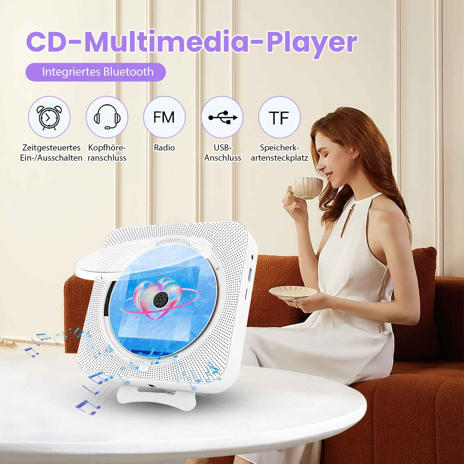 Eine Frau trinkt aus einer Tasse in der Nähe eines CD-Players. Das Gerät hat Bluetooth, FM, USB und TF-Karten-Funktionen.