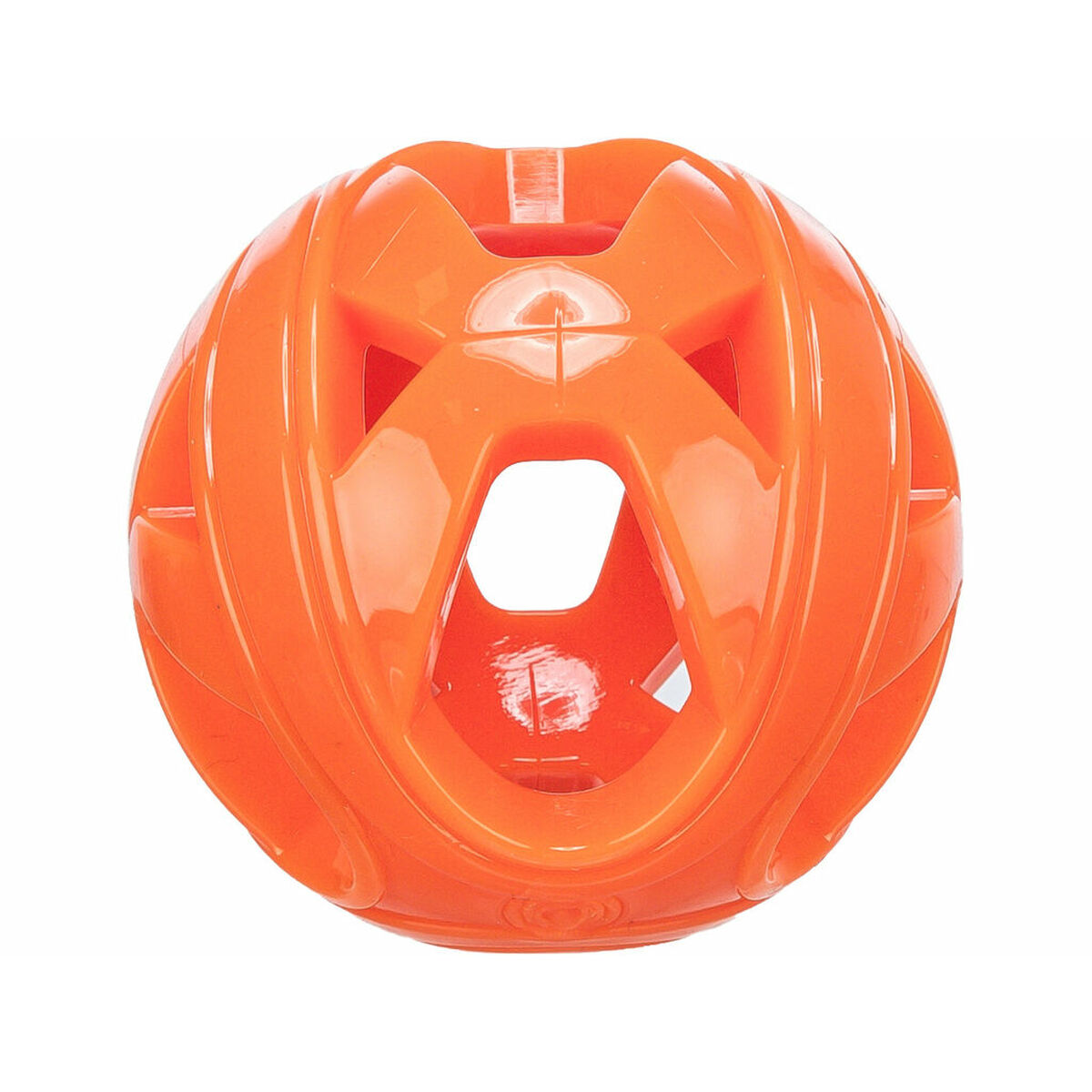 Una palla arancione, cava, con forme ritagliate e superficie liscia. È progettata con diverse aperture e si trova su uno sfondo bianco.