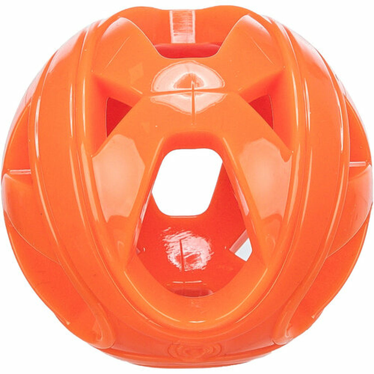 Una palla arancione cava con ritagli geometrici. Ha una finitura lucida e un design simmetrico con bordi arrotondati.