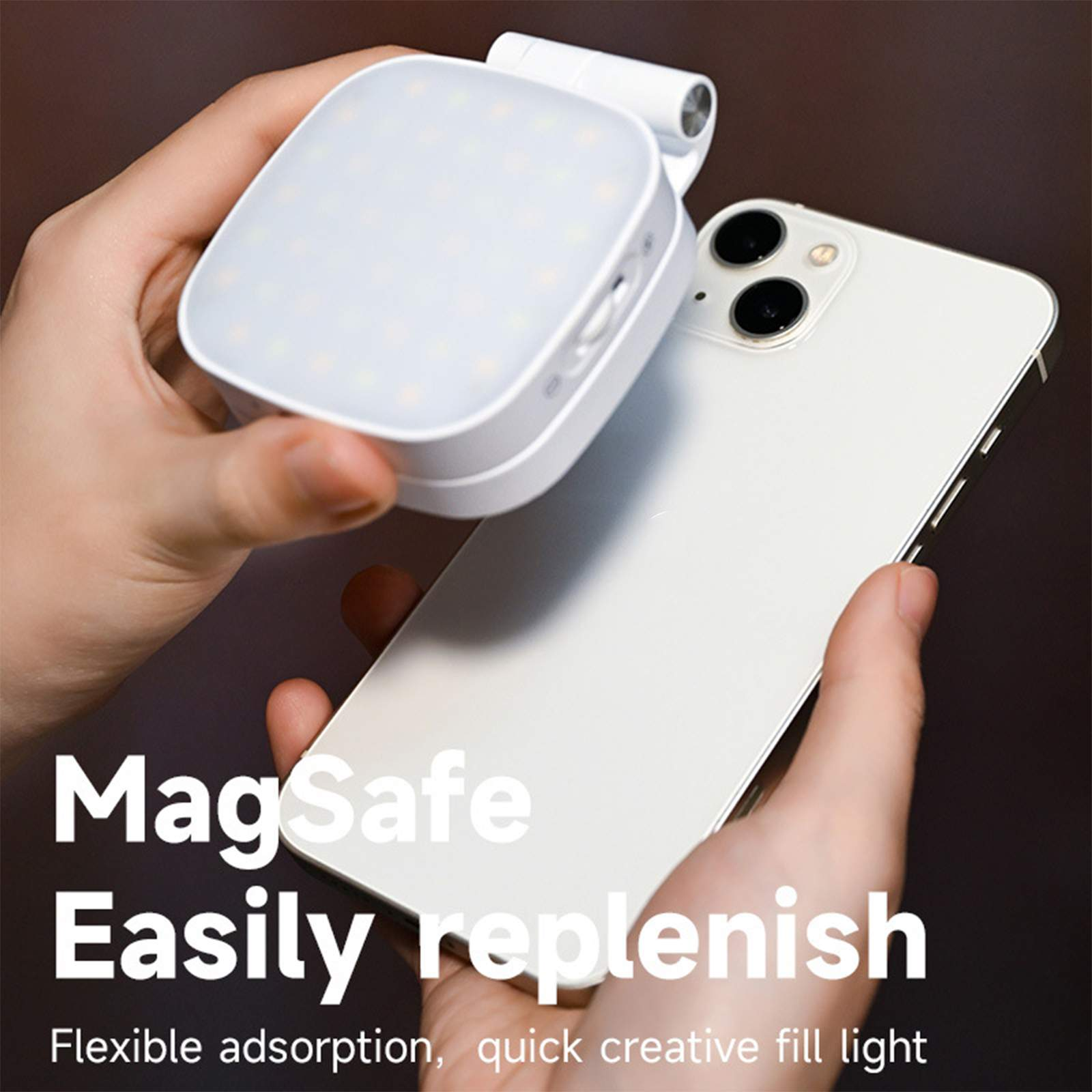 Ein weißes Fülllicht wird in der Nähe eines weißen Telefons gehalten. Text: MagSafe Einfach auffüllen.