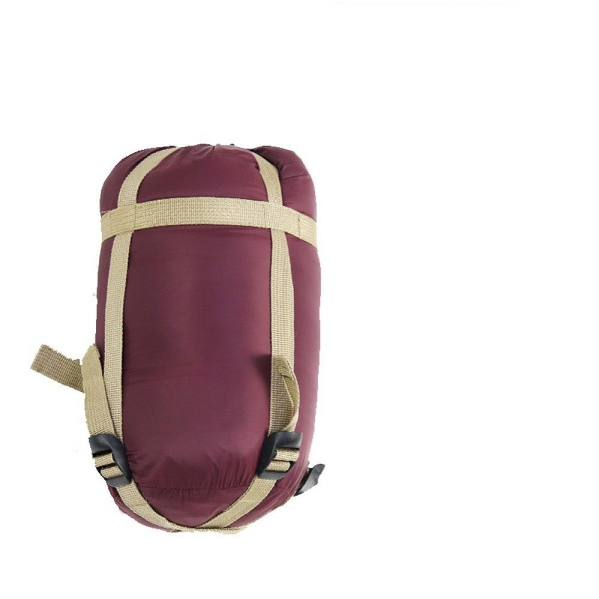 Ein weinroter Schlafsack mit beigefarbenen Riemen und Schnallen, vor weißem Hintergrund. Der Sack steht aufrecht und zentriert.
