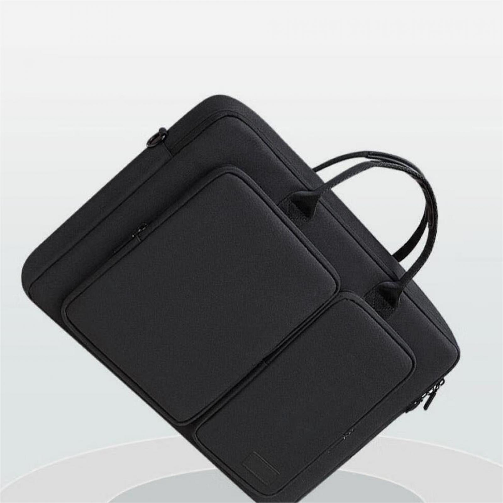 Eine schwarze Laptoptasche mit Griffen und Reißverschluss vor schlichtem Hintergrund. Die Tasche hat eine kleine Tasche.