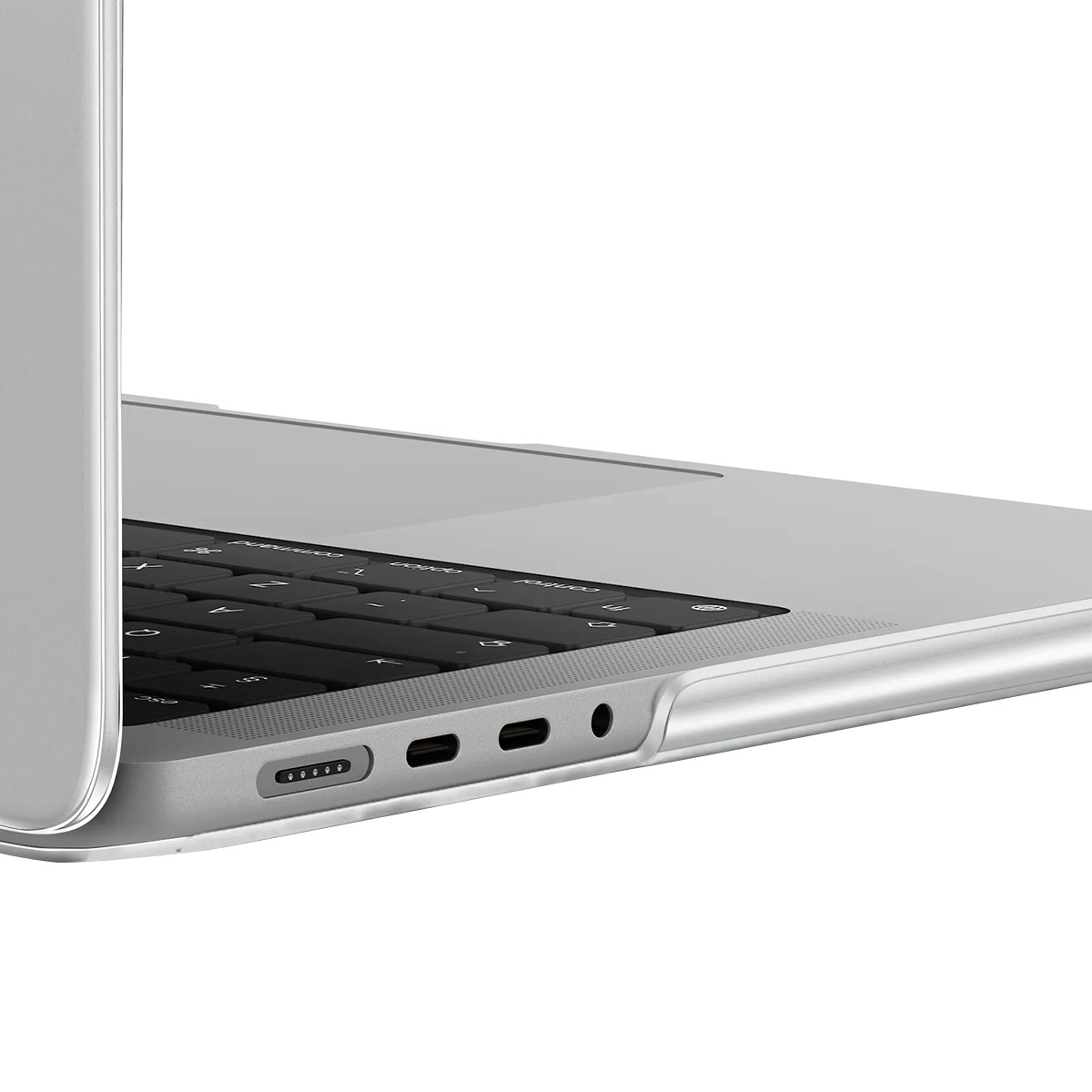 Un primo piano di un laptop argentato. La tastiera è nera e le porte sono visibili. Il laptop è su sfondo bianco.