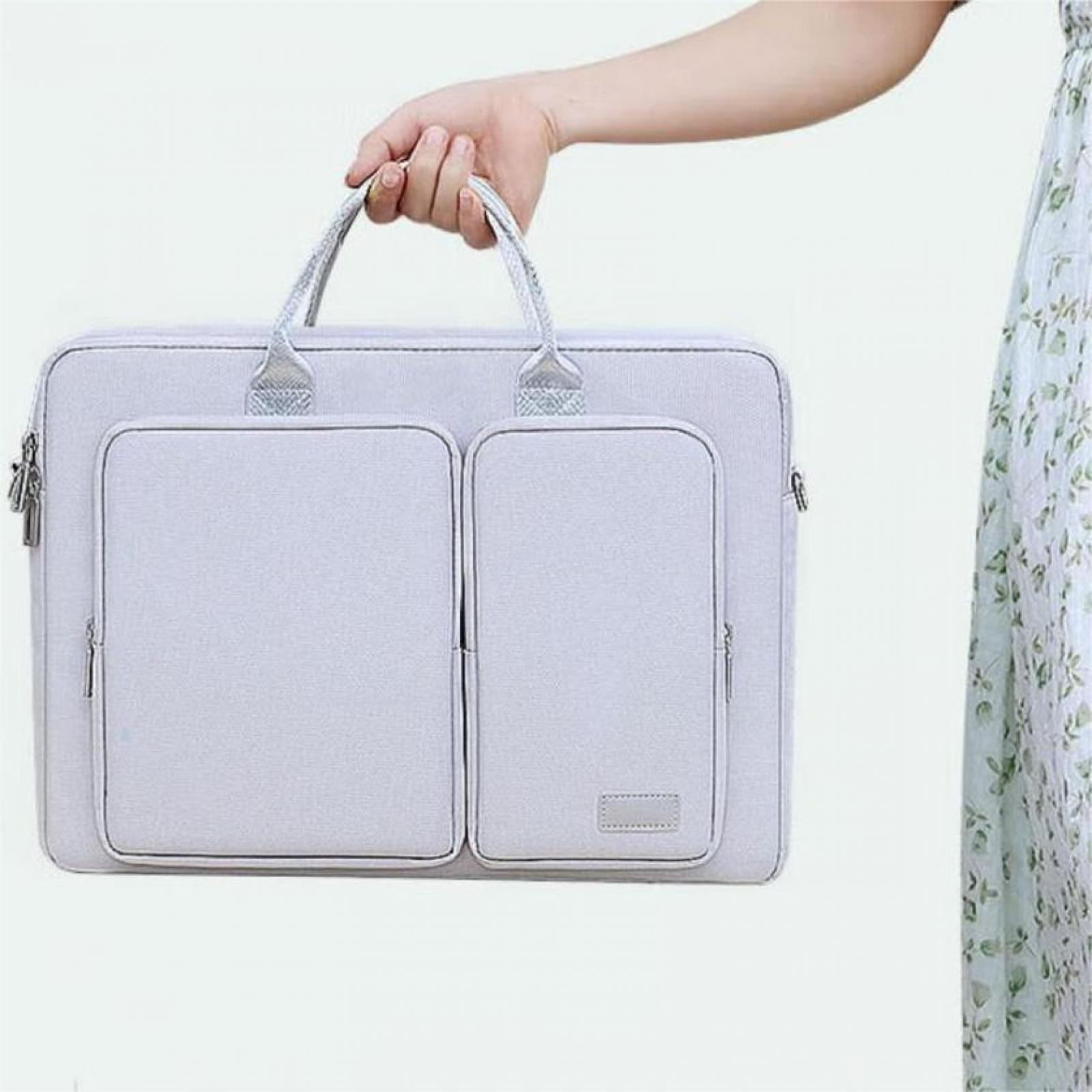 Eine Person hält eine hellgraue Laptoptasche mit zwei Vordertaschen. Rechts ist ein Blumenkleid.