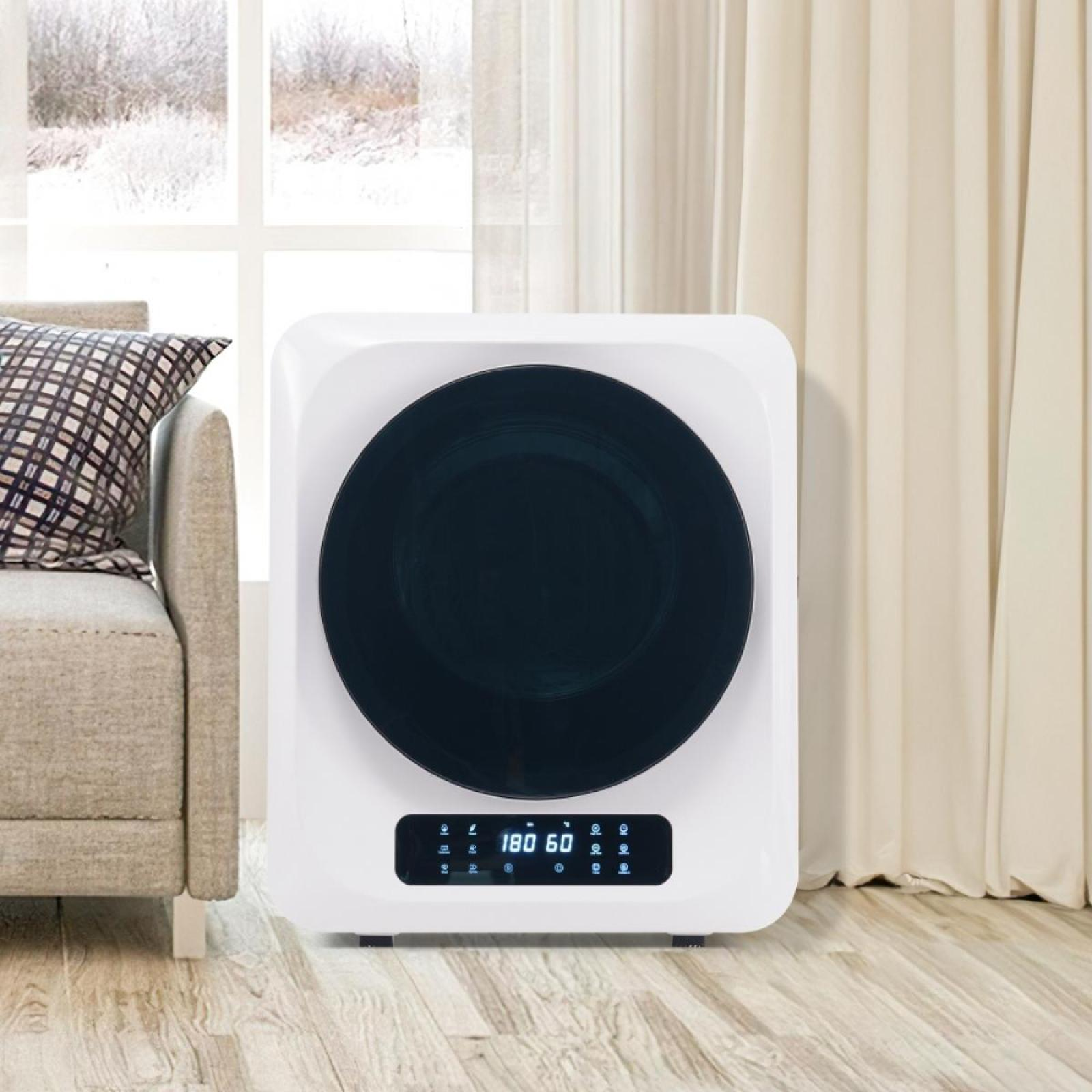 Weißer Elektroheizer mit schwarzem kreisförmigen Element. Es befindet sich in einem Raum mit Couch, Fenster und Vorhängen.