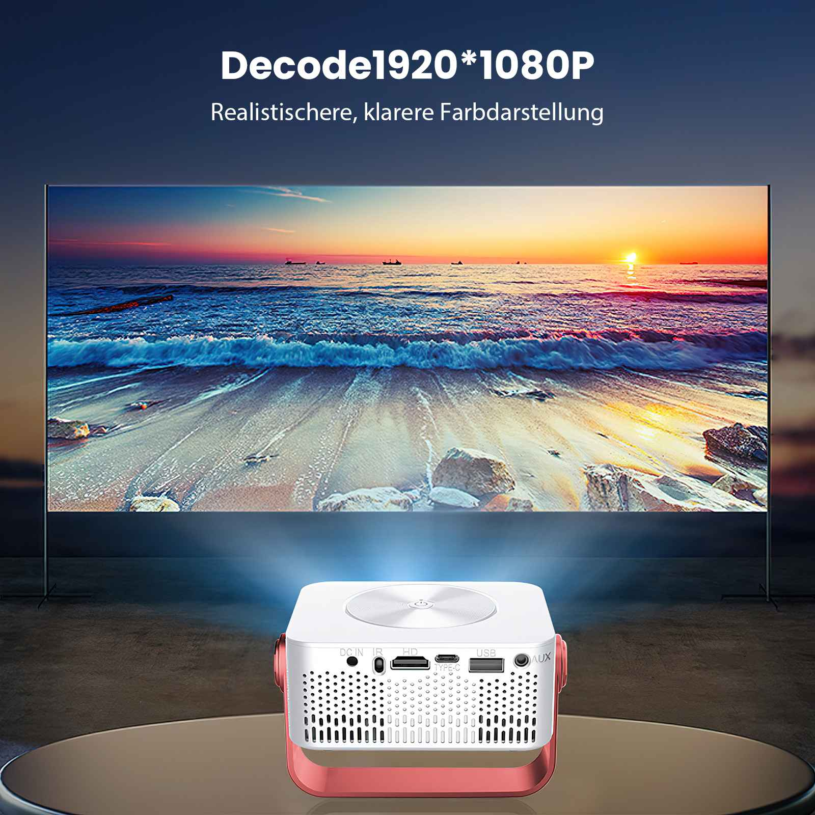 Ein Projektor zeigt einen Sonnenuntergang am Strand. Der weiße Projektor hat rosa Akzente. Oben steht 'Decode1920*1080P'.