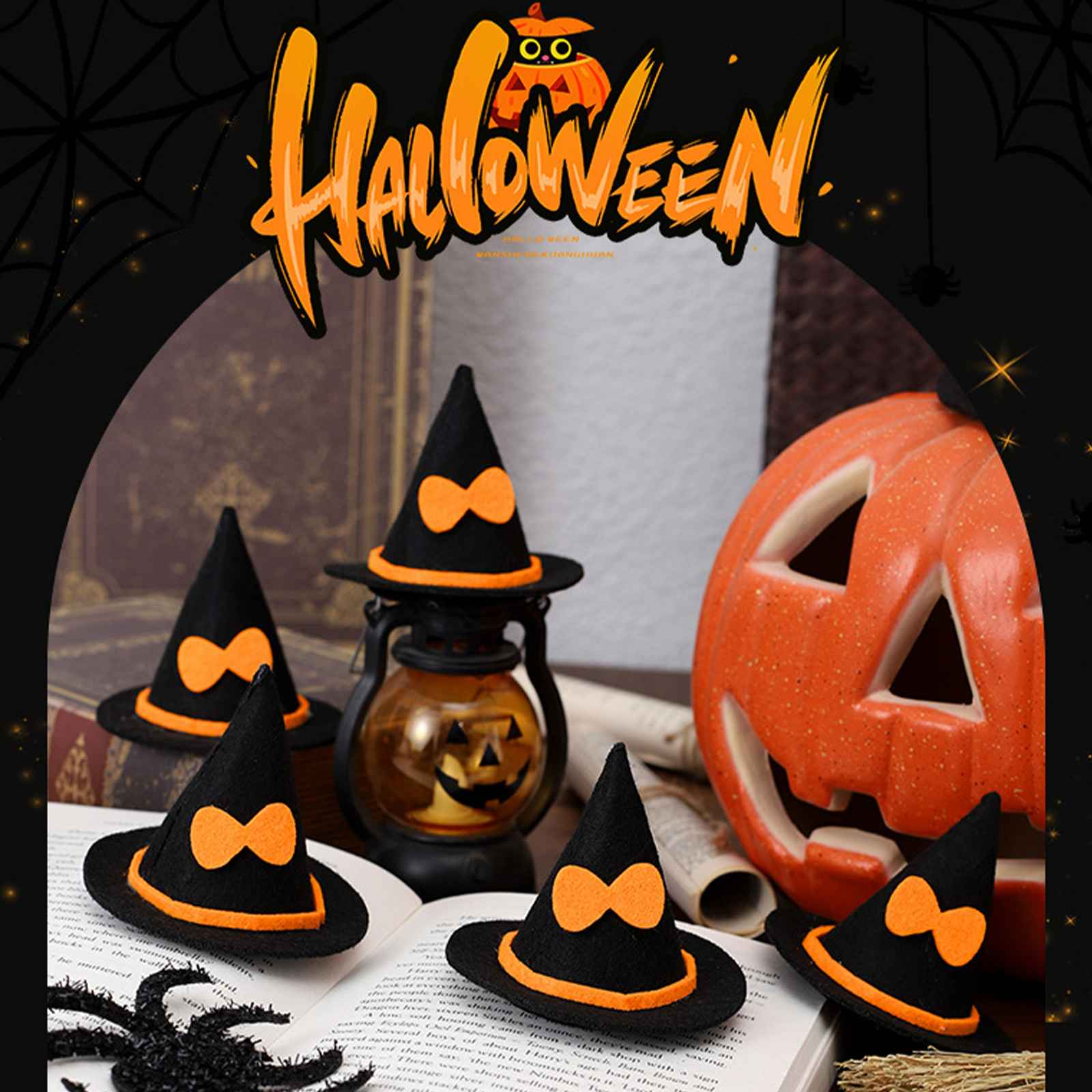 Halloween-Dekoration: Hexenhüte, Kürbis und Laterne auf einem Buch. Das Wort 'Halloween' ist orange.