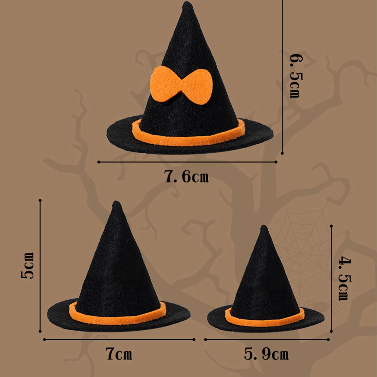 Drei schwarze Halloween-Hexenhüte mit orangefarbenem Rand. Einer hat eine orangefarbene Schleife.