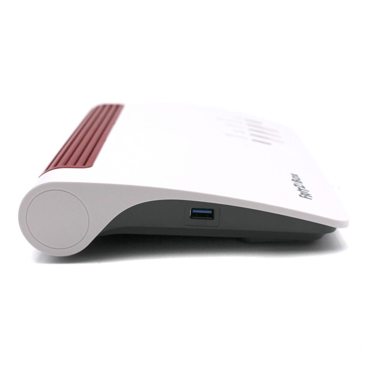 Ein weißer und weinroter Router mit USB-Anschluss und grauem Sockel steht auf einer weißen Oberfläche. Der Markenname ist sichtbar.