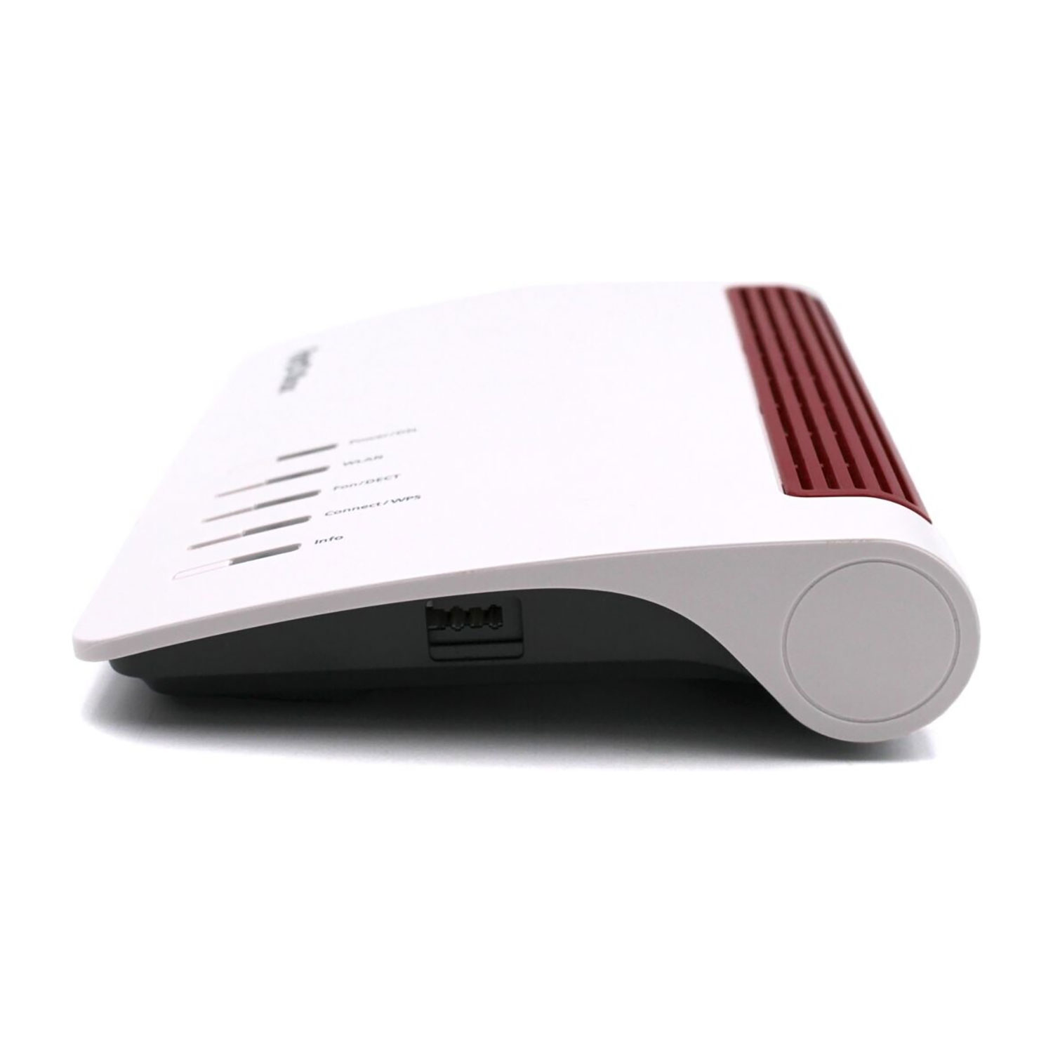 Ein weißer Router mit einem rotbraunen Lüfter und grauem Sockel. Er hat Kontrollleuchten und eine runde Ecke. Der Hintergrund ist weiß.