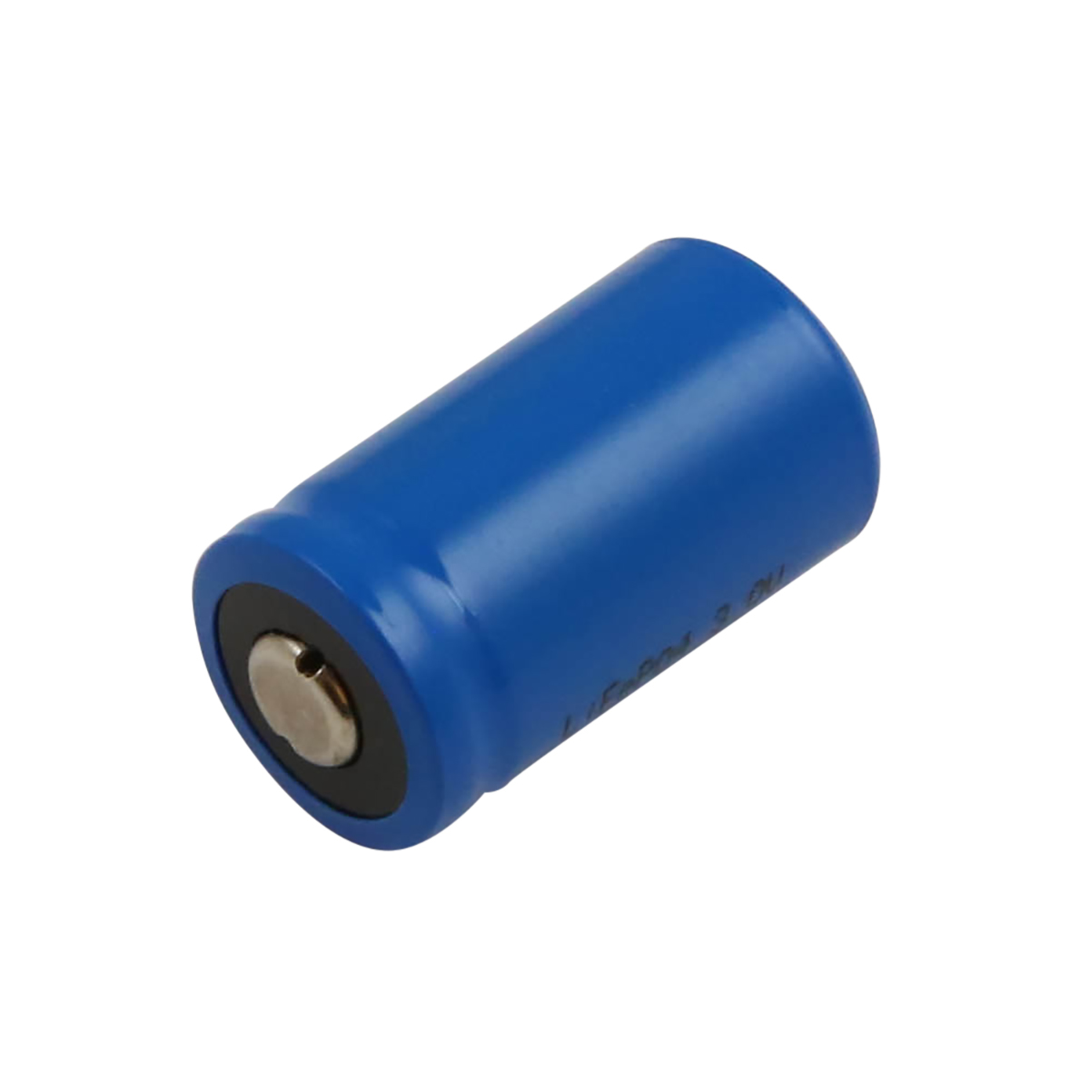 Una batería cilíndrica azul sobre un fondo blanco. La batería tiene una parte superior negra y un centro metálico.