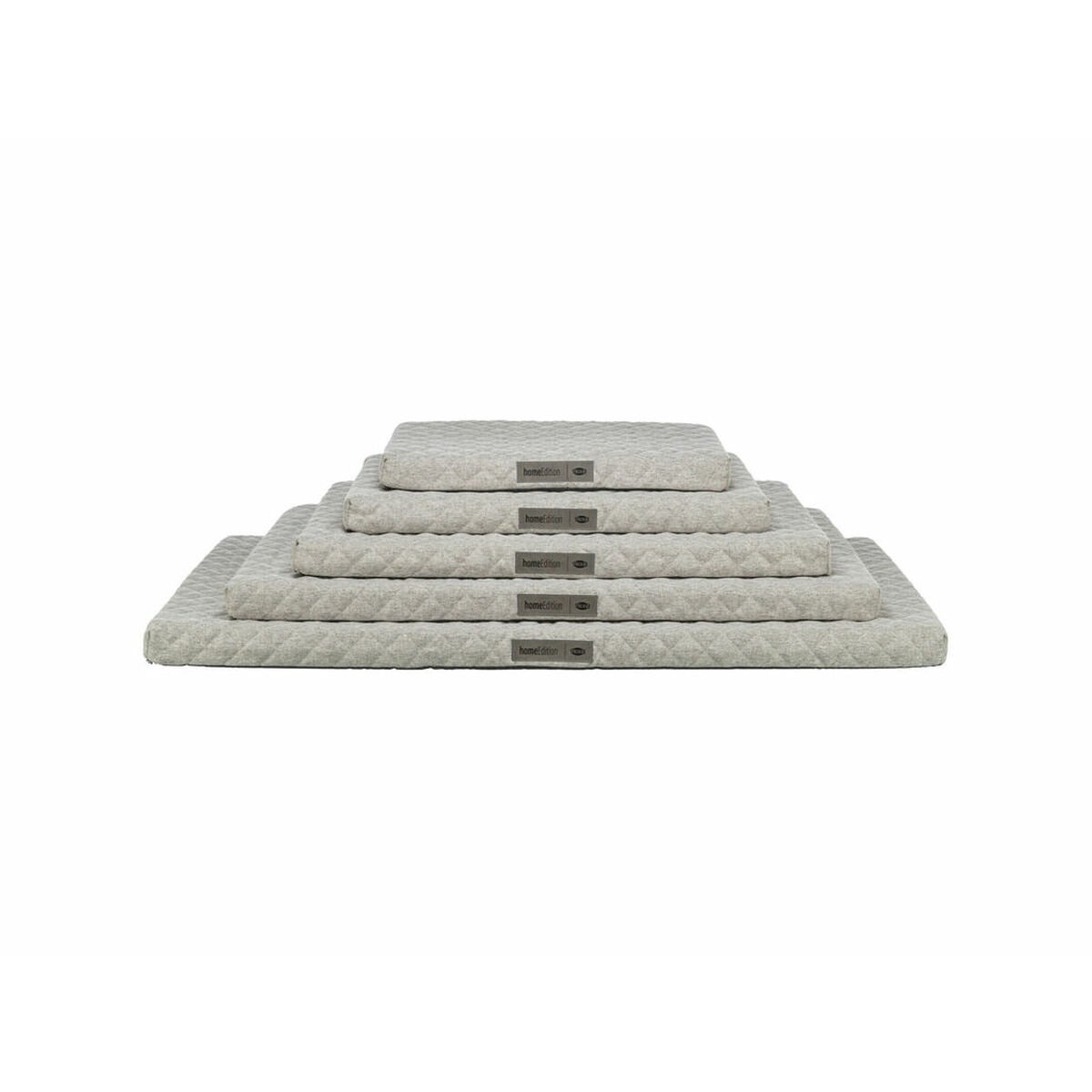 Lettini per cani grigi impilati di varie dimensioni. Ogni letto ha una superficie a rombi con un'etichetta 'home edition'.