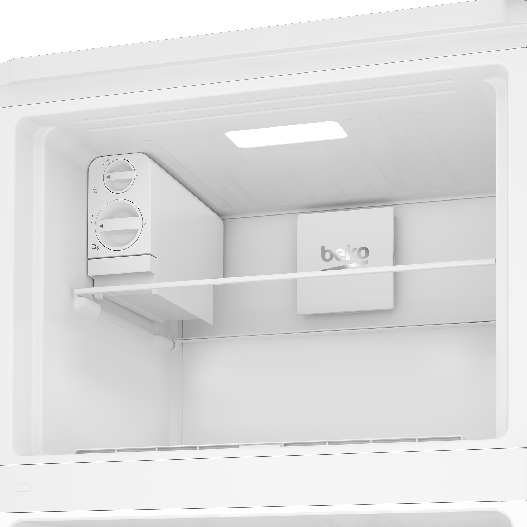 Interno di un frigorifero bianco. Comandi a sinistra, ripiano al centro e logo 'beko' a destra.
