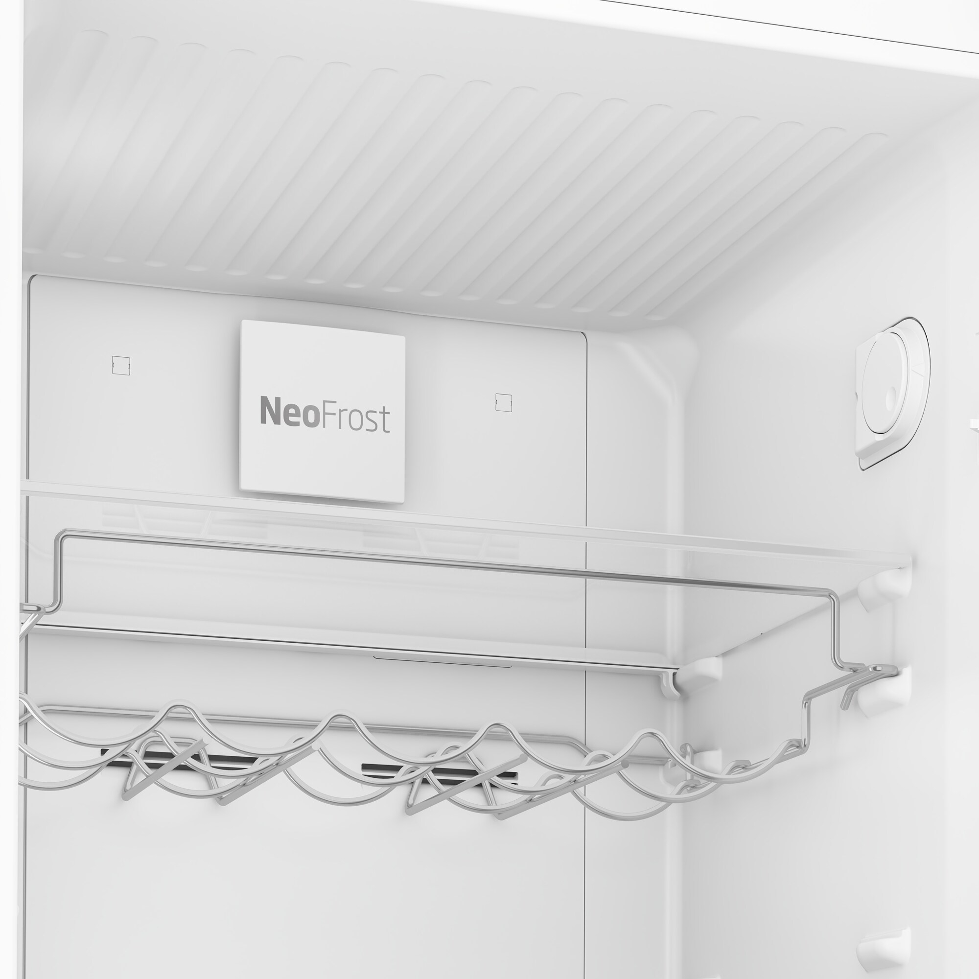 Interno di un frigorifero bianco con etichetta NeoFrost. Include portabottiglie in metallo e una lampada.