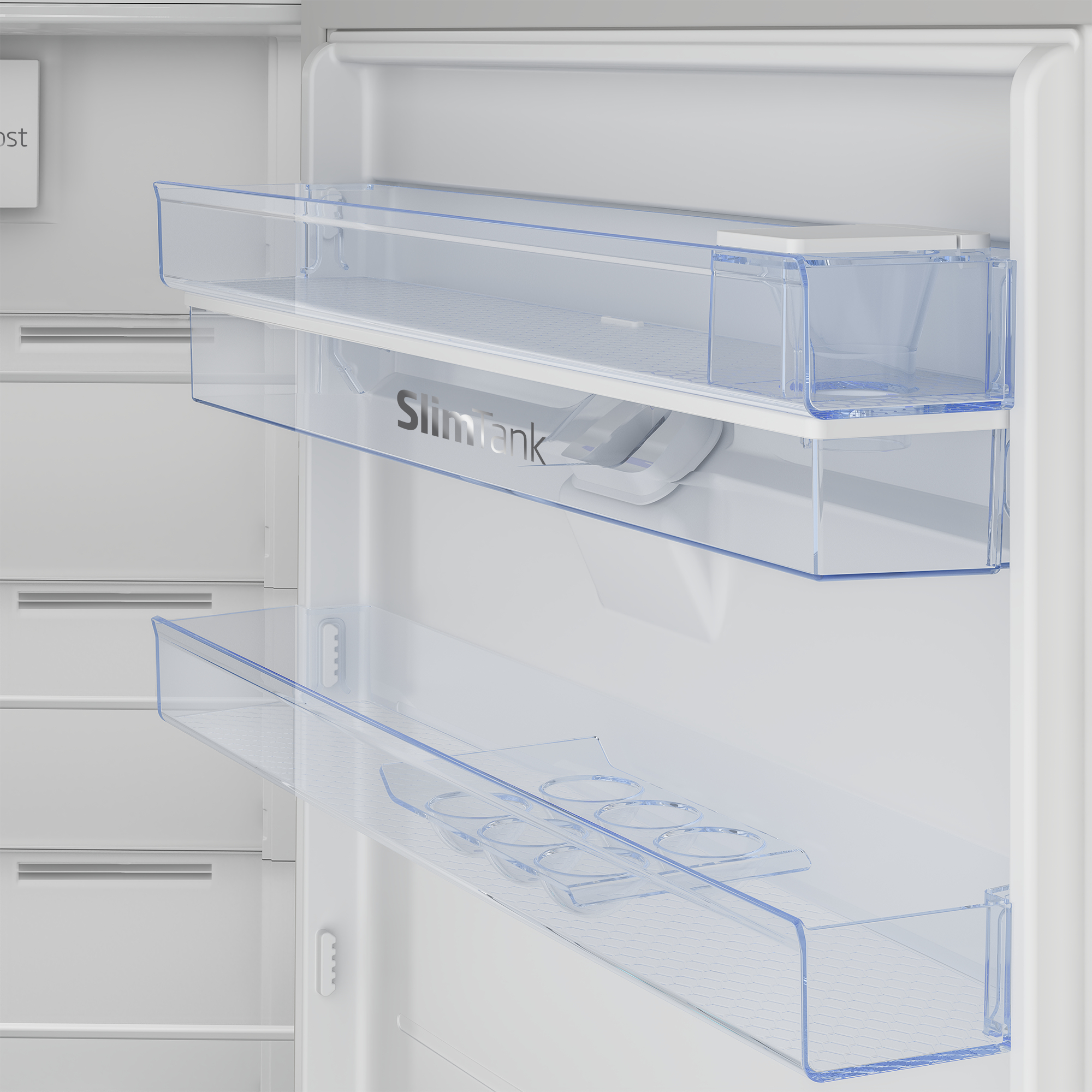 All'interno di un frigorifero, sono visibili due ripiani in plastica trasparente, insieme all'etichetta 'SlimTank'.