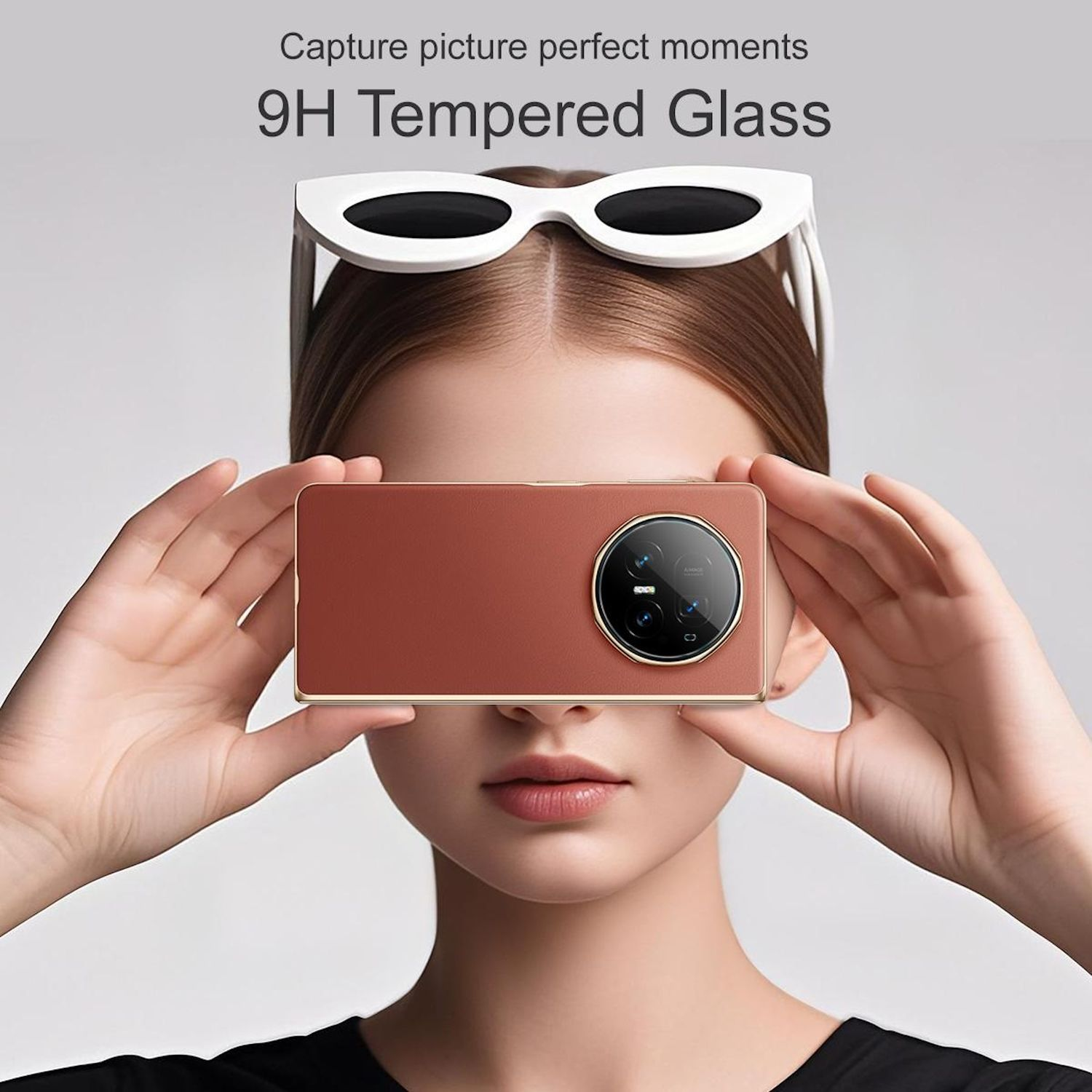 Una donna tiene un telefono davanti al viso. Occhiali da sole bianchi sulla testa. Il testo sopra recita '9H Tempered Glass'.