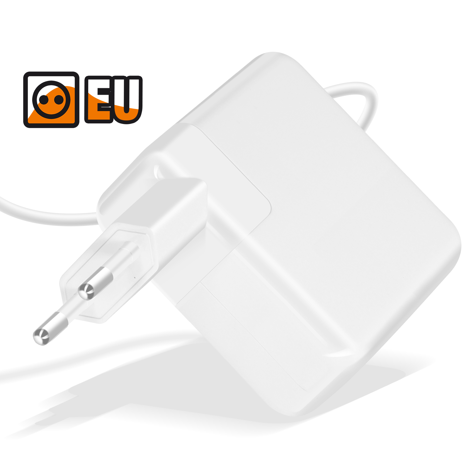 Un caricabatterie UE bianco con spina e cavo. Il logo UE è visibile. Lo sfondo è bianco.
