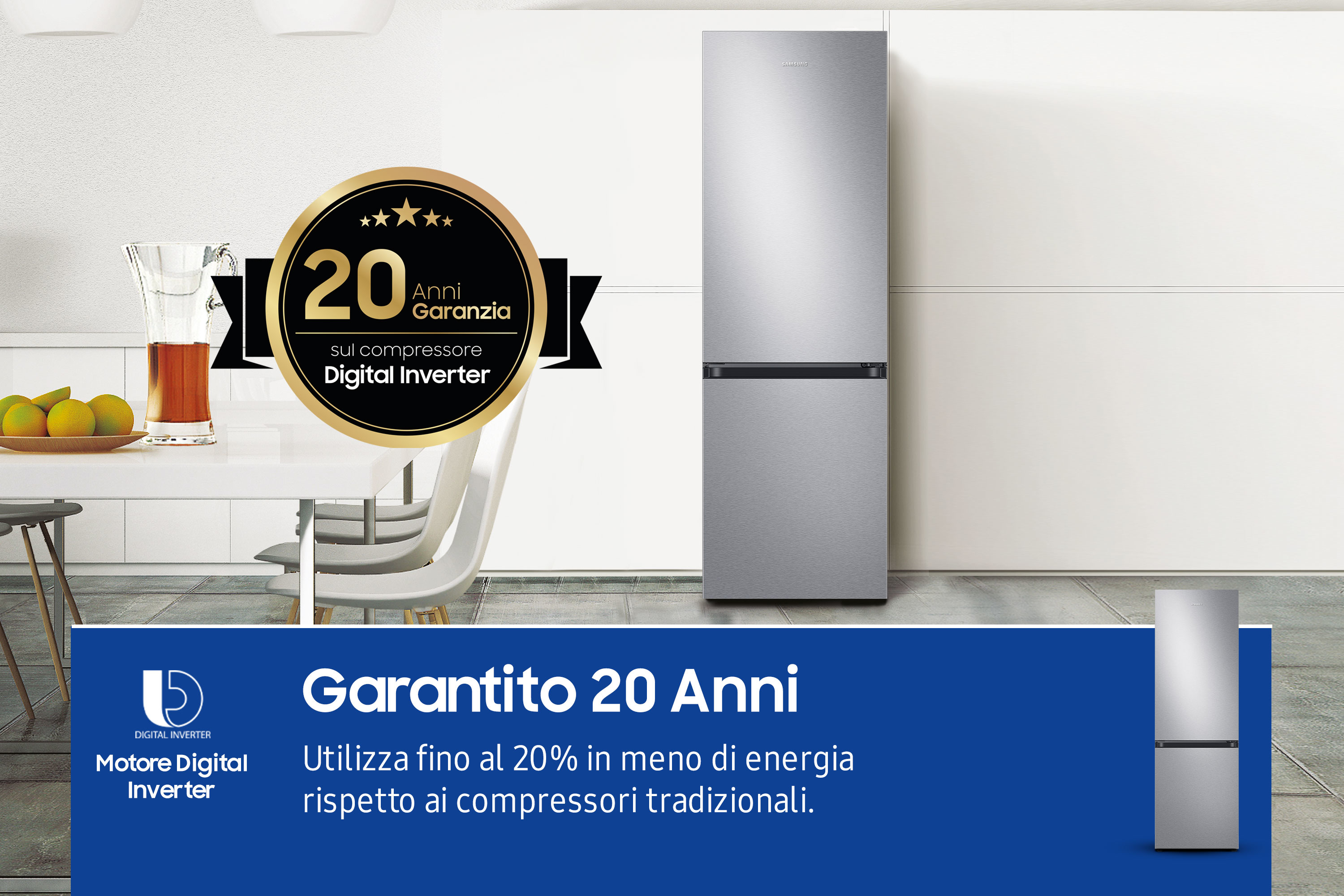 Un frigorifero in acciaio inox in una cucina. Logo di garanzia a sinistra. Testo in italiano sotto.