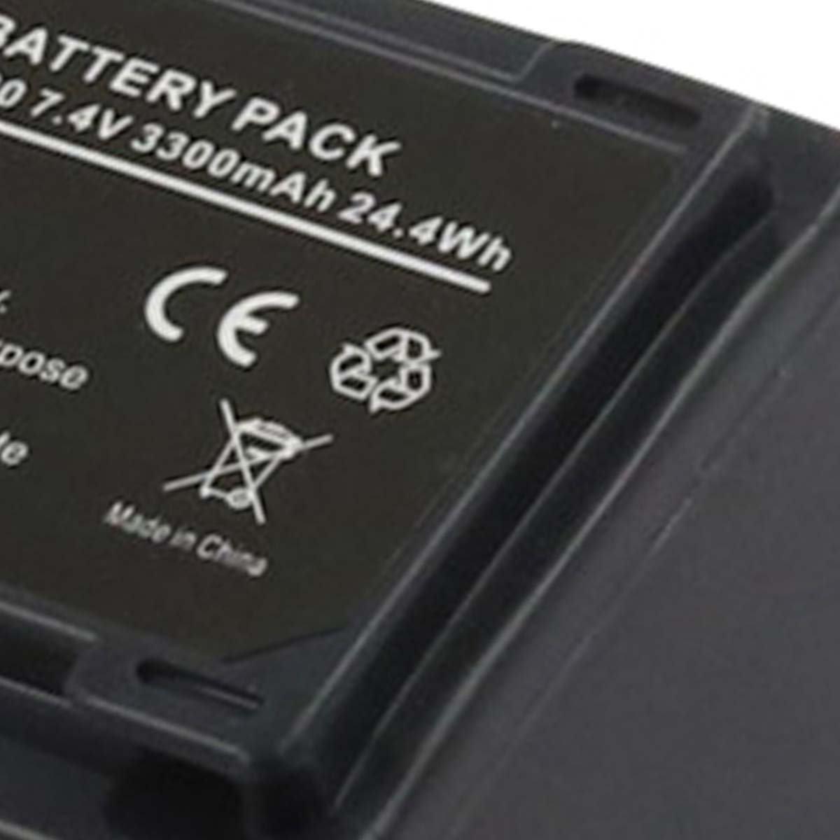 Primo piano di un pacco batteria nero. Il testo include 'BATTERY PACK' e le specifiche. C'è un marchio CE e un simbolo di riciclaggio.
