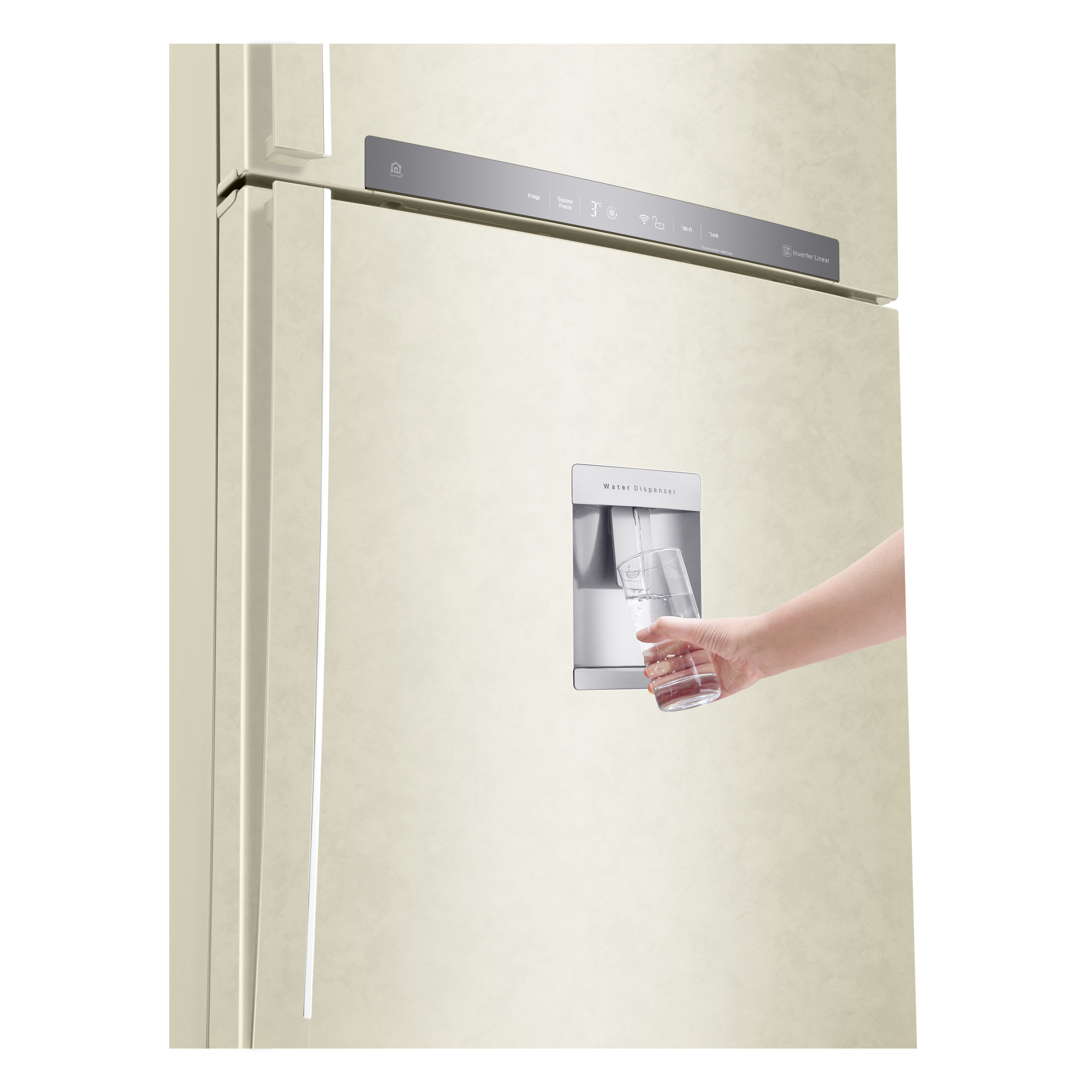 Un frigorifero beige ha un distributore d'acqua. Una mano tiene un bicchiere sotto il distributore, riempiendolo d'acqua.
