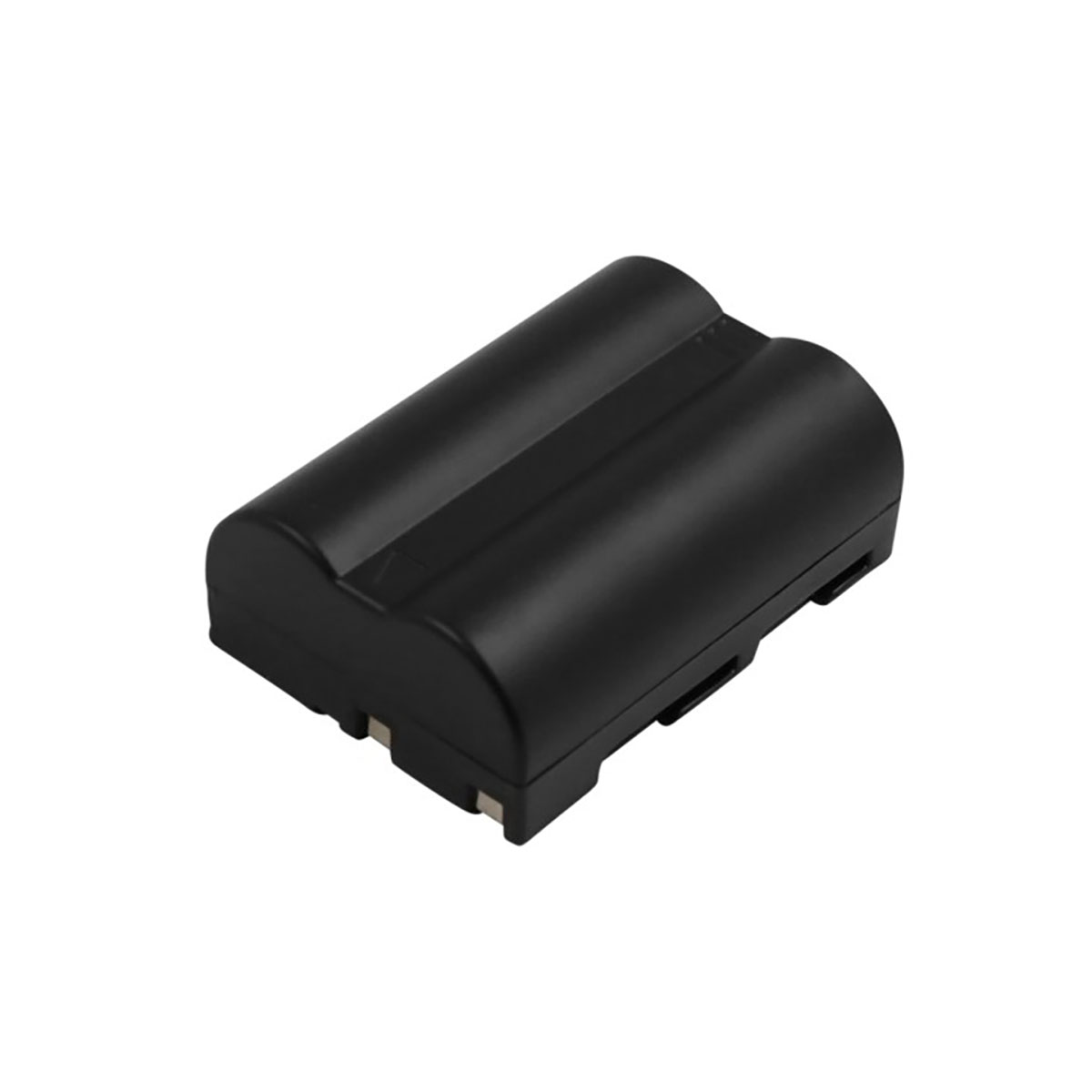 Una batteria nera per fotocamera, rettangolare con la parte superiore arrotondata. Si trova su sfondo bianco. La batteria ha due sezioni rialzate.