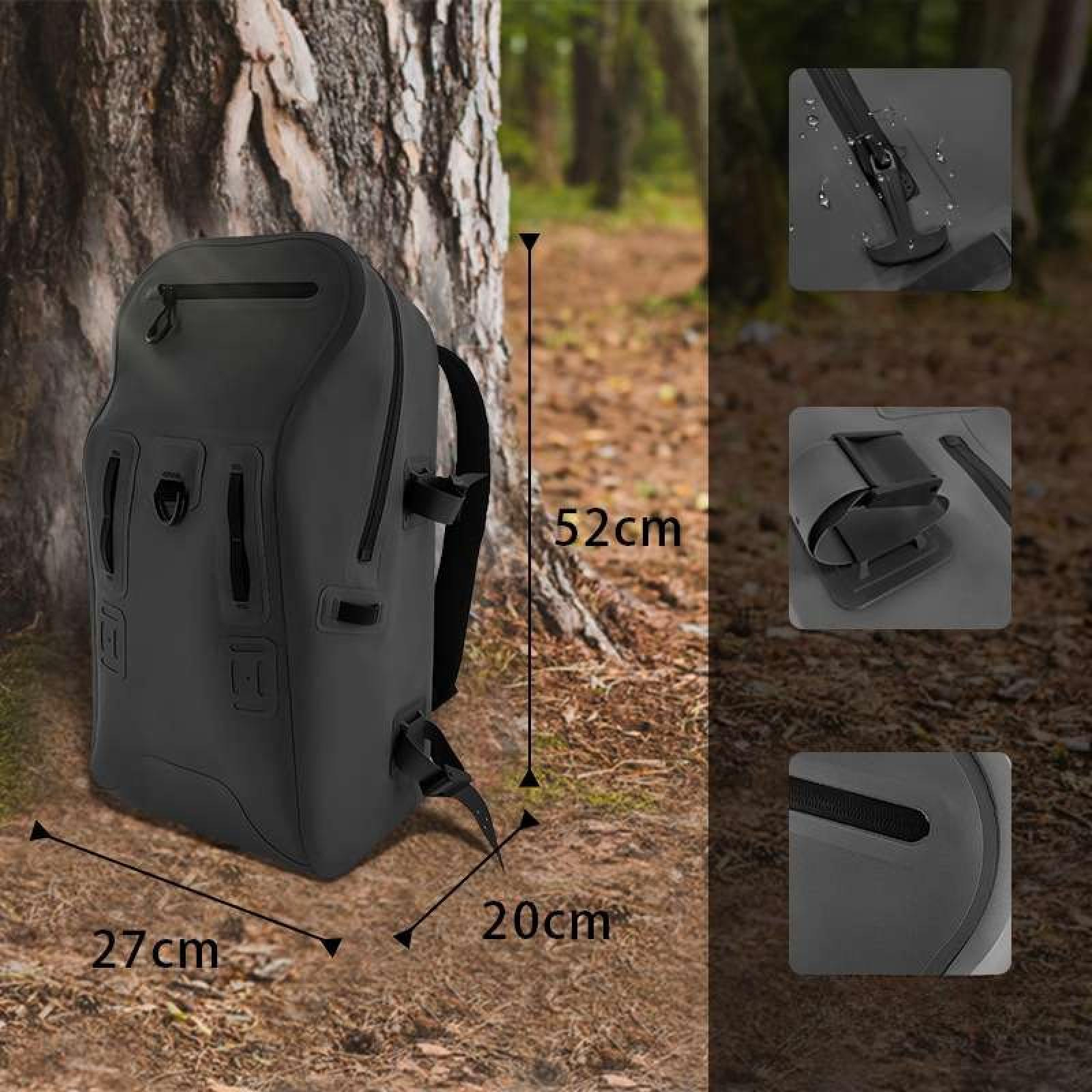 Ein schwarzer, wasserdichter Rucksack mit angezeigten Abmessungen, vor einem Waldhintergrund. Details der Tasche sind gezeigt.