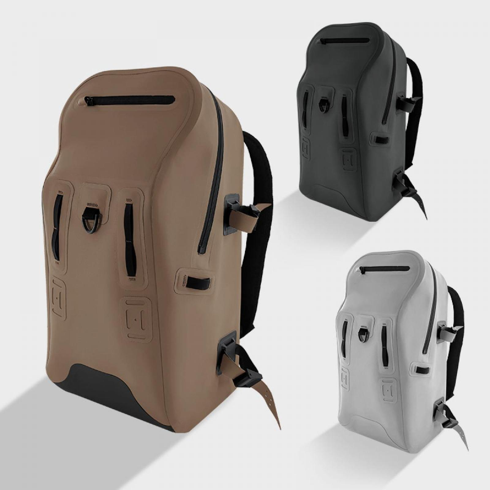 Drei wasserdichte Rucksäcke in verschiedenen Farben: Beige, Schwarz und Weiß. Sie haben mehrere Taschen und Reißverschlüsse.