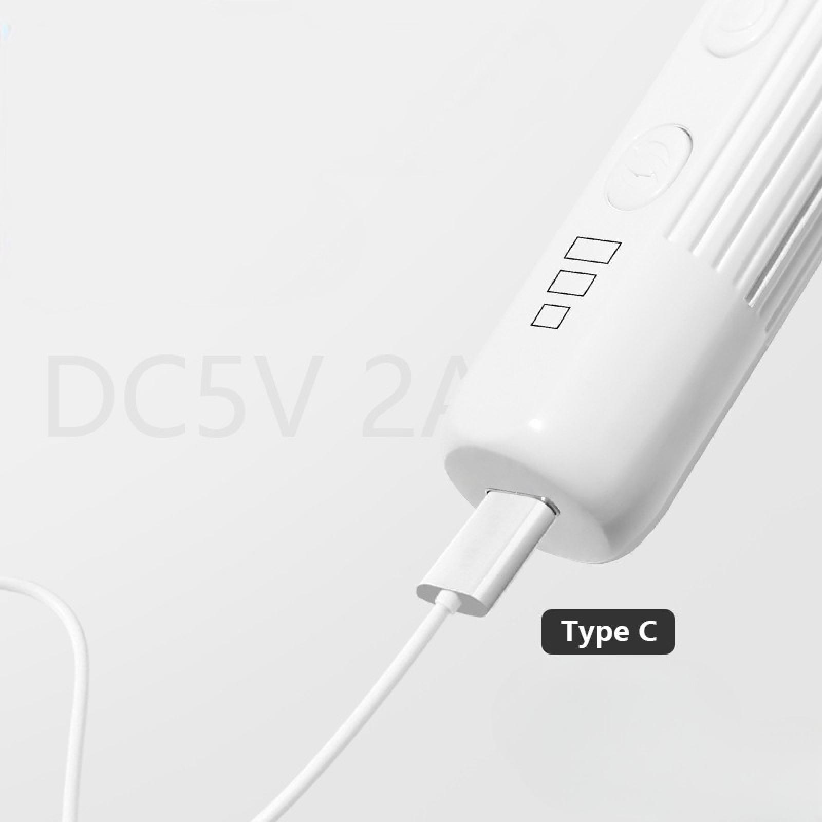 Ein weißes Gerät mit einem Typ-C-Anschluss. Drei kleine Quadrate sind sichtbar. Der Text DC5V 2A ist ebenfalls sichtbar.