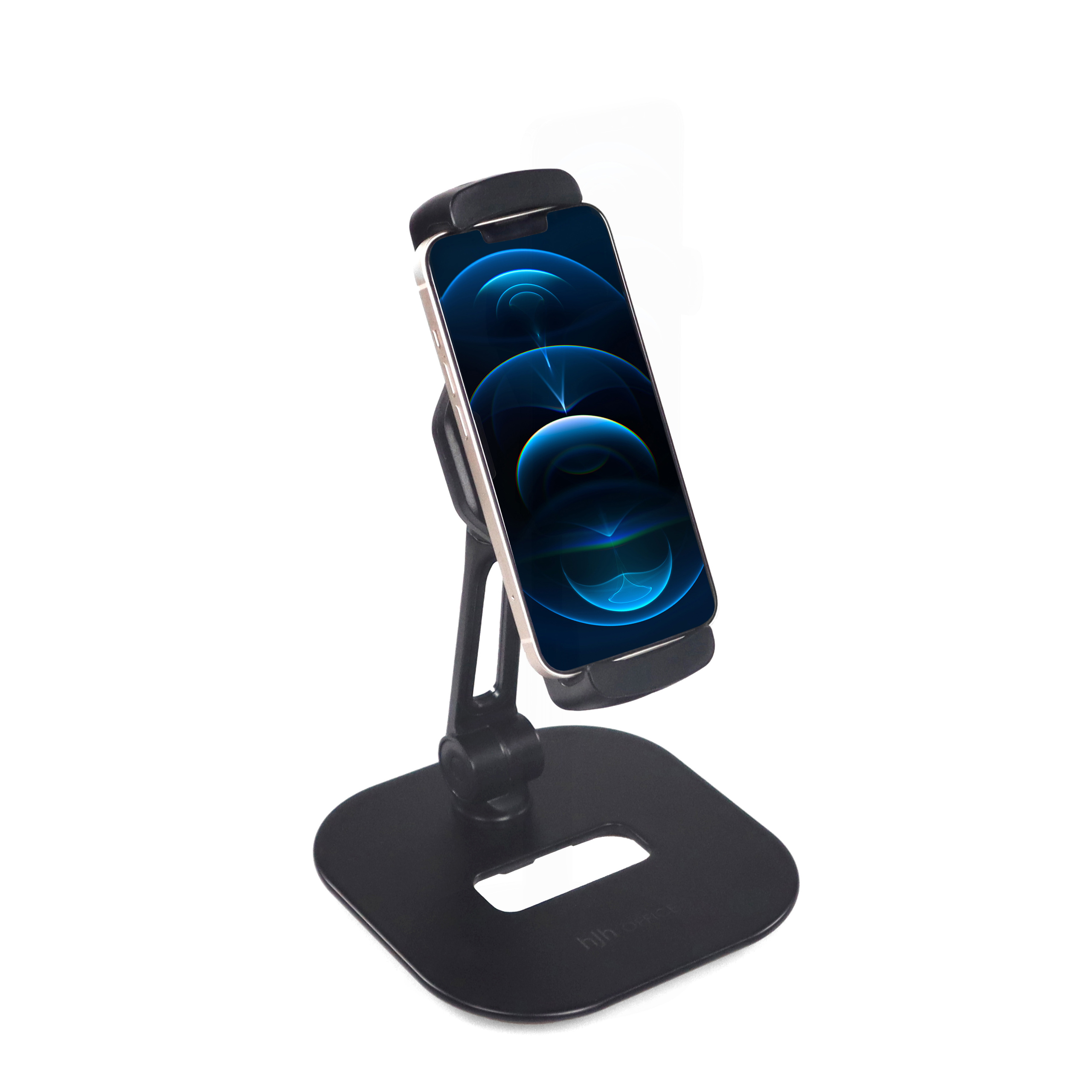 Ein schwarzer Telefonständer hält ein Smartphone mit einem blauen und weißen abstrakten Design vor weißem Hintergrund.