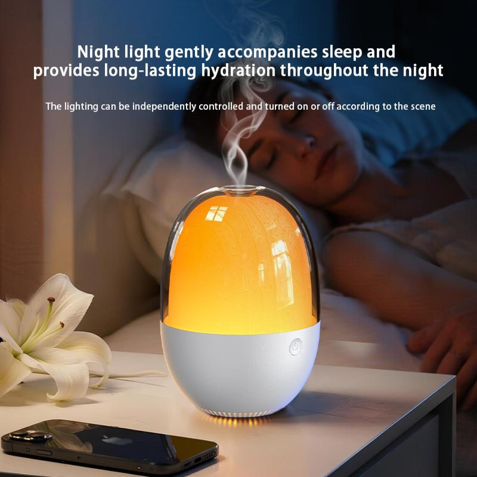 Nachtlicht mit schlafender Person im Hintergrund. Im Vordergrund eine weiße und orangefarbene Lampe, ein Telefon und eine Blume.